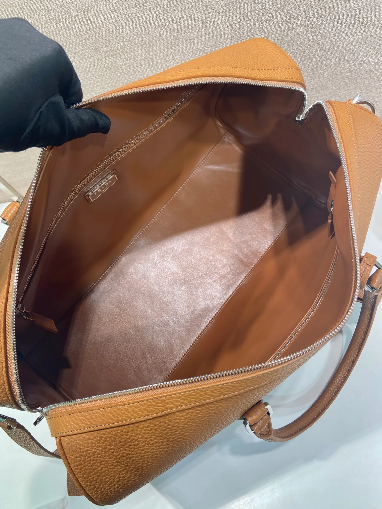 💰2360🎉New travel bag🎉2VC048 (372)🎉🎉 This travel bag is made of soft leather with a natural luster and imported sheepskin interior🎉🎉Features its soft and spacious design. The simple silhouette is accented with sophisticated, classic details, while the enameled metal triangle logo adds a signature touch to the accessory. Detachable/adjustable leather shoulder strap, zipper closure and lock buckle, large capacity, and a timeless hot item, a must-have for business trips, get it now🎉🎉 Length 50x Height 27.5x Bottom 23.5🎉🎉🎉💰💰💰