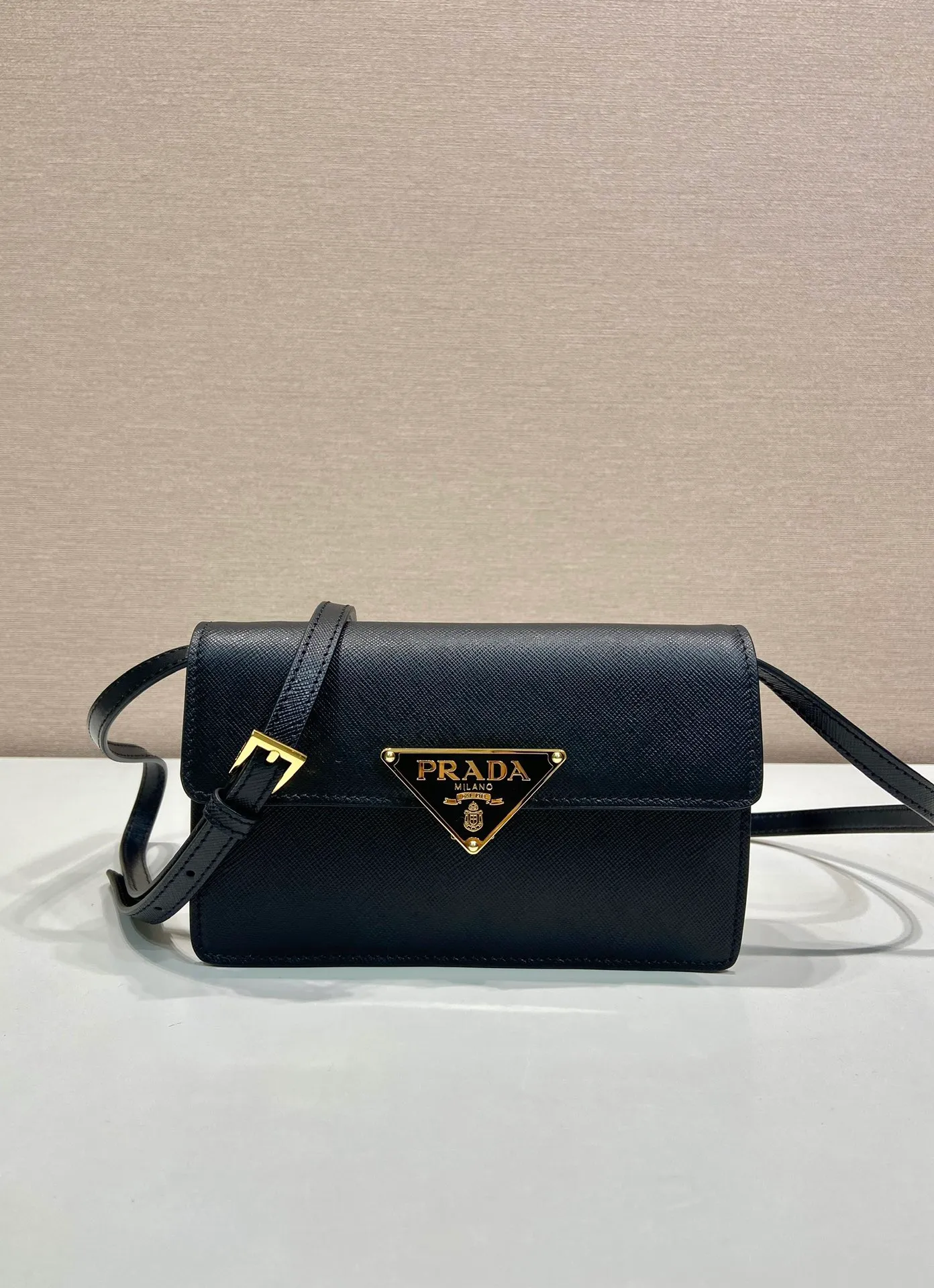 💰1260🎉New handbag🎉1BD386 mini🎉🎉 This mini handbag is made of Saffano cow leather. The structured silhouette features interior pockets and card slots, and the signature metal triangle adorns the closure. Equipped with an adjustable and detachable long shoulder strap and an imported sheepskin lining, it has enough space to easily go out on the street👍👍Another popular style that will never go out of style, get it now🎉🎉 Length 24.5x Height 18.5x Bottom 11cm🎉🎉🎉👏👏👏