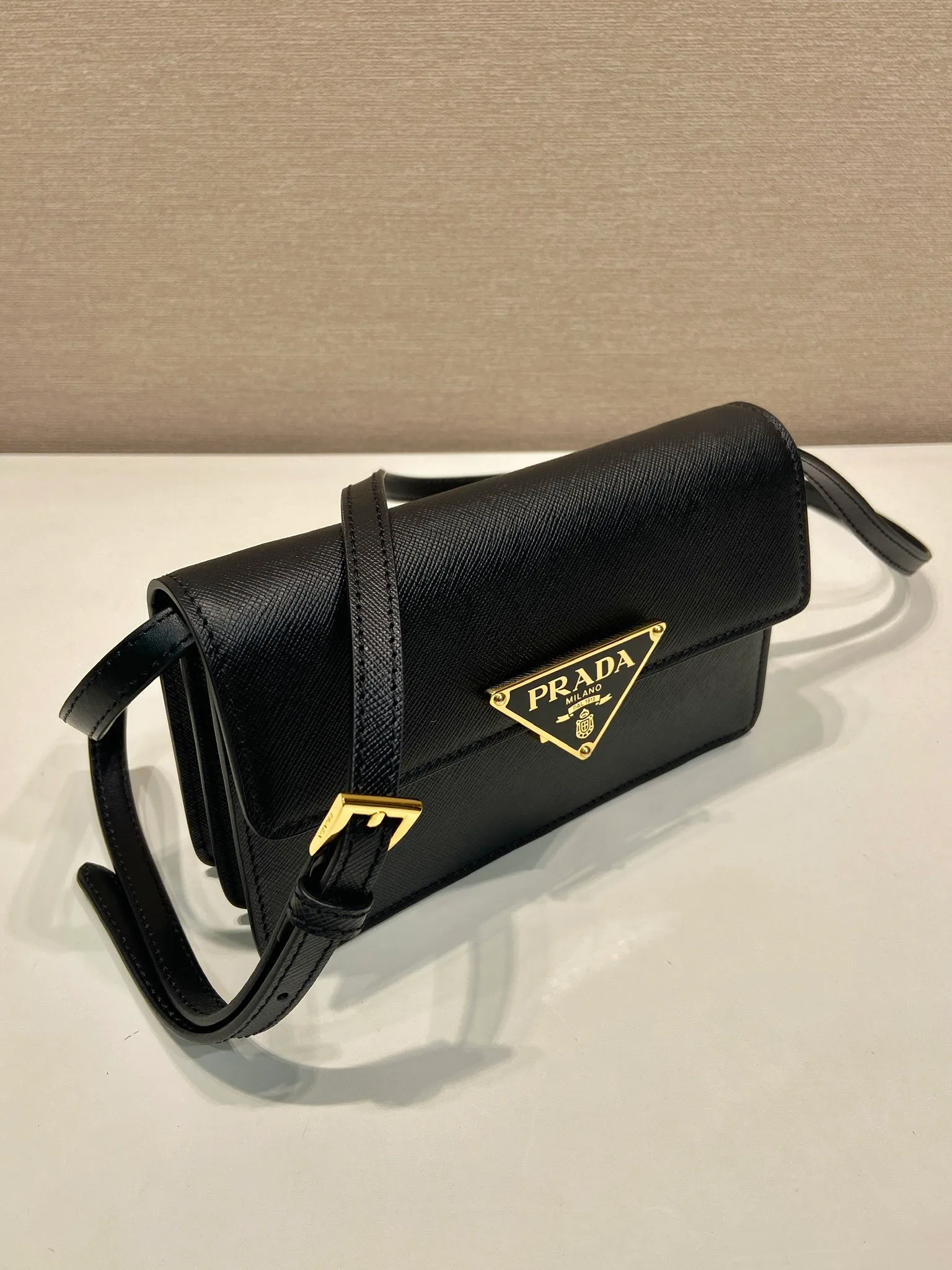 💰1260🎉New handbag🎉1BD386 mini🎉🎉 This mini handbag is made of Saffano cow leather. The structured silhouette features interior pockets and card slots, and the signature metal triangle adorns the closure. Equipped with an adjustable and detachable long shoulder strap and an imported sheepskin lining, it has enough space to easily go out on the street👍👍Another popular style that will never go out of style, get it now🎉🎉 Length 24.5x Height 18.5x Bottom 11cm🎉🎉🎉👏👏👏
