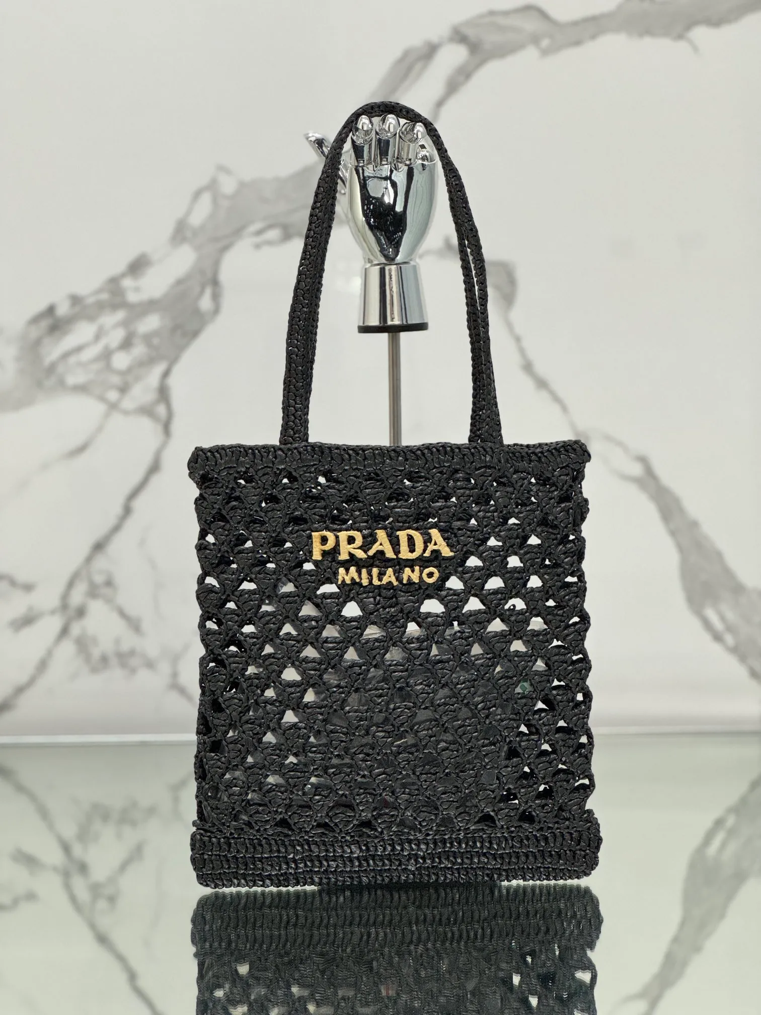 💰1360🌟Straw shopping bag This crochet triangle tote bag reinterprets the classic woven fabric style with a modern and exquisite design, full of summer sentiment. Light. And a contrasting embroidered lettering logo completes the accessory with a unique touch. Style number: Size: 30×31cm Style number: 1BG493