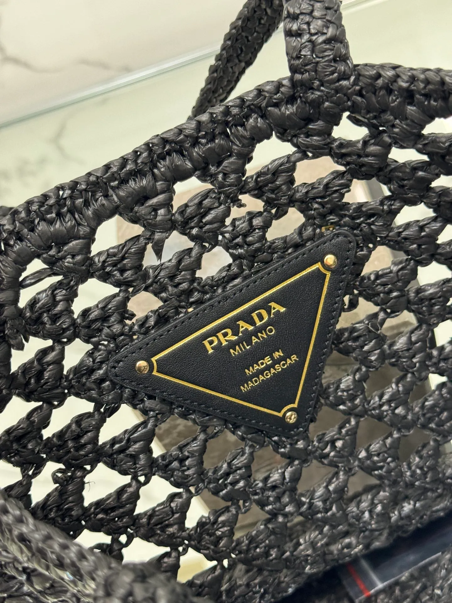 💰1360🌟Straw shopping bag This crochet triangle tote bag reinterprets the classic woven fabric style with a modern and exquisite design, full of summer sentiment. Light. And a contrasting embroidered lettering logo completes the accessory with a unique touch. Style number: Size: 30×31cm Style number: 1BG493