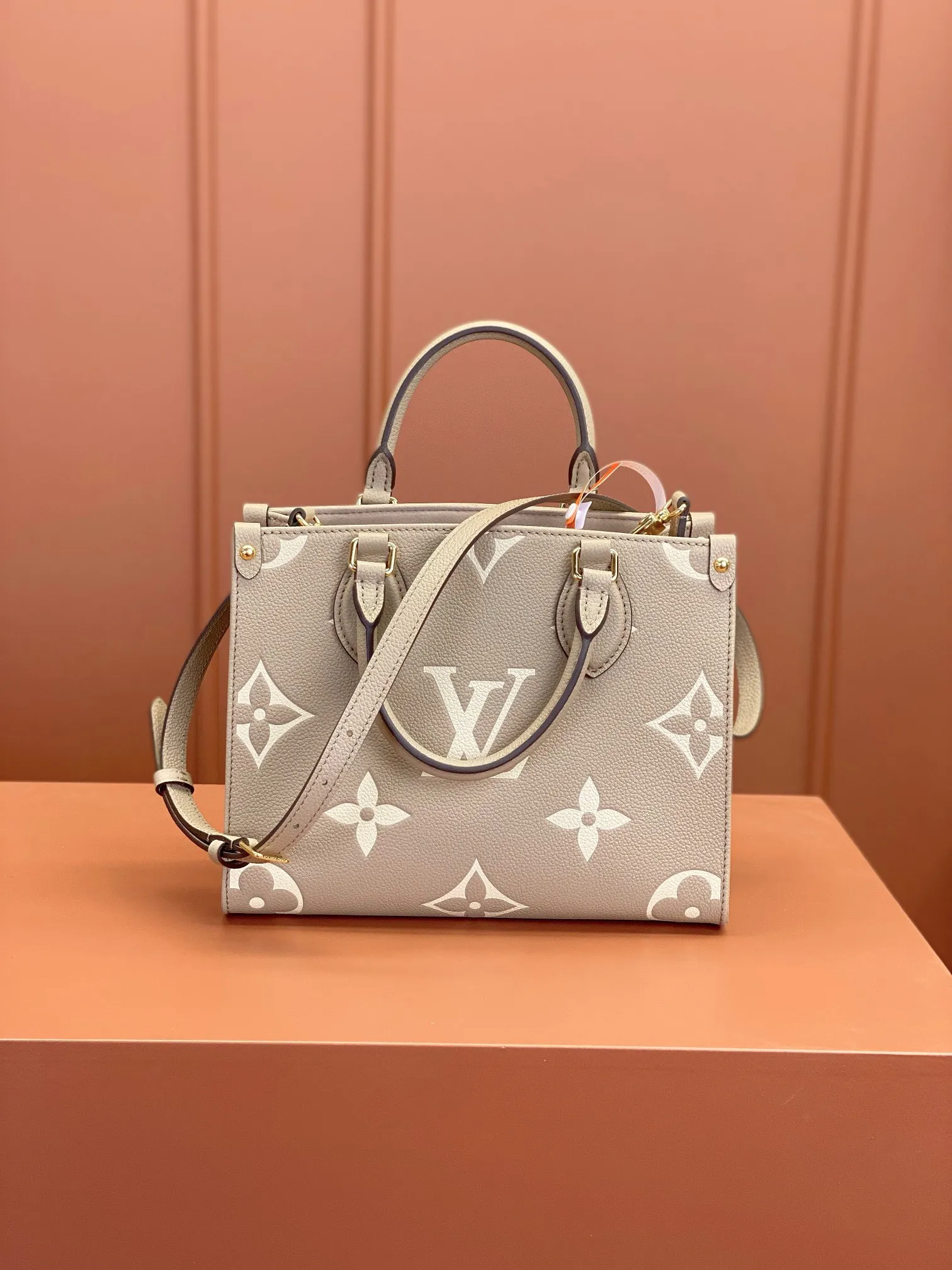 P¥1360👉nfc163C01 dynamic chip👈 [100% MB special grade, all-steel hardware, original leather] The Onthego small Tote bag draws inspiration from the 1968 classic Sac Plat handbag. It is made of Monogram Empreinte leather with Medium Bicolor Monogram pattern embossed to create a miniature version, which can store daily needs such as iPad Mini. Flexible handles and detachable shoulder strap enrich carrying options. Embossed grained cowhide One-grain cowhide trim One microfiber lining One zippered interior patch pocket One pair of interior pockets One riveted corner One removable, adjustable shoulder strap! ! Model: M45779; Size: 25x19x11.5CM
