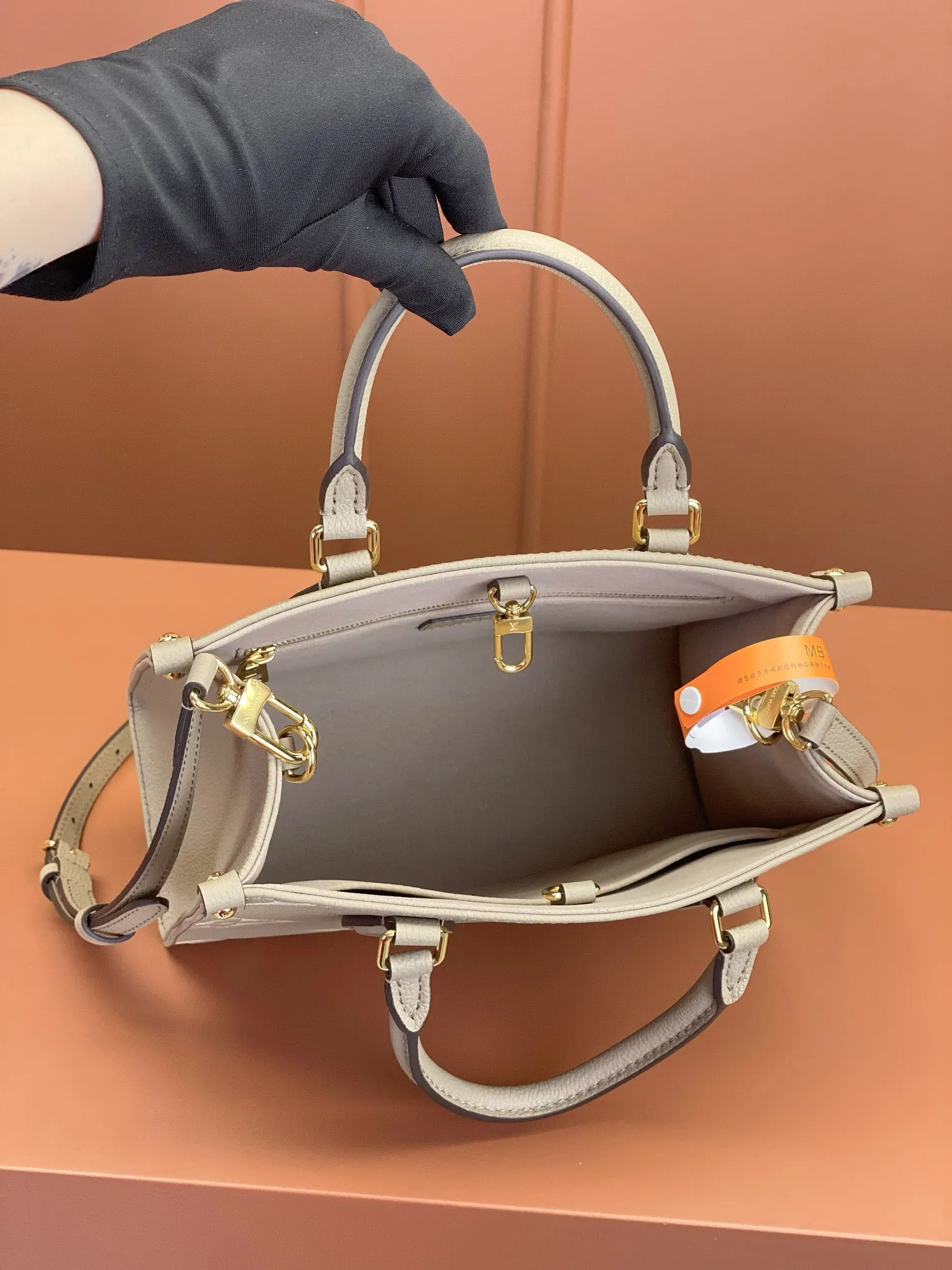 P¥1360👉nfc163C01 dynamic chip👈 [100% MB special grade, all-steel hardware, original leather] The Onthego small Tote bag draws inspiration from the 1968 classic Sac Plat handbag. It is made of Monogram Empreinte leather with Medium Bicolor Monogram pattern embossed to create a miniature version, which can store daily needs such as iPad Mini. Flexible handles and detachable shoulder strap enrich carrying options. Embossed grained cowhide One-grain cowhide trim One microfiber lining One zippered interior patch pocket One pair of interior pockets One riveted corner One removable, adjustable shoulder strap! ! Model: M45779; Size: 25x19x11.5CM