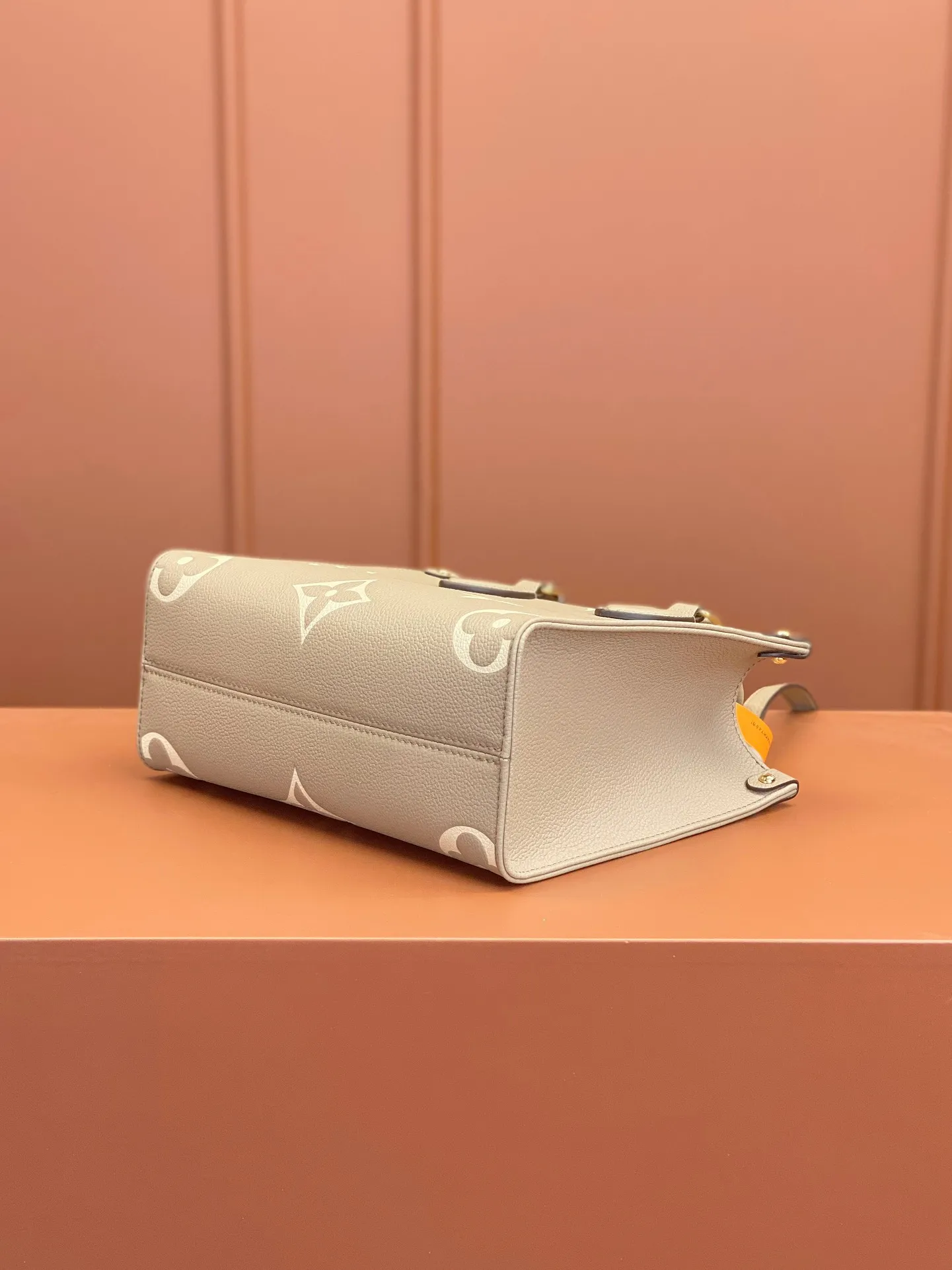 P¥1360👉nfc163C01 dynamic chip👈 [100% MB special grade, all-steel hardware, original leather] The Onthego small Tote bag draws inspiration from the 1968 classic Sac Plat handbag. It is made of Monogram Empreinte leather with Medium Bicolor Monogram pattern embossed to create a miniature version, which can store daily needs such as iPad Mini. Flexible handles and detachable shoulder strap enrich carrying options. Embossed grained cowhide One-grain cowhide trim One microfiber lining One zippered interior patch pocket One pair of interior pockets One riveted corner One removable, adjustable shoulder strap! ! Model: M45779; Size: 25x19x11.5CM