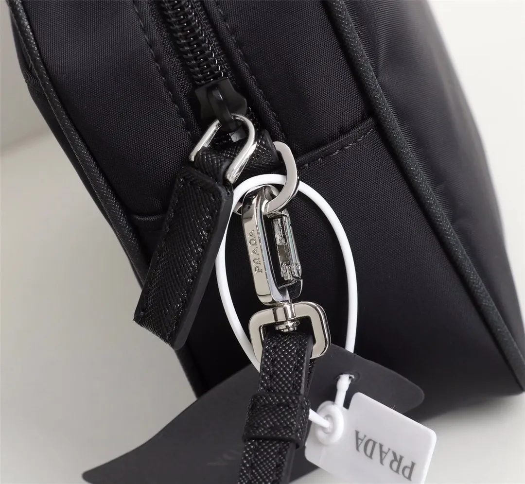 💰360¥ Popular handbag 👍👍2NE035 triangle, made of imported nylon material/cross pattern cowhide, 👍👍polished steel hardware, detachable handle strap, pull on the back Chain, many compartments, large capacity space, 208 OEM code, high-end atmosphere👍👍Men's favorite, length 24x height 16x bottom 7cm.👏🏻👏🏻👏🏻