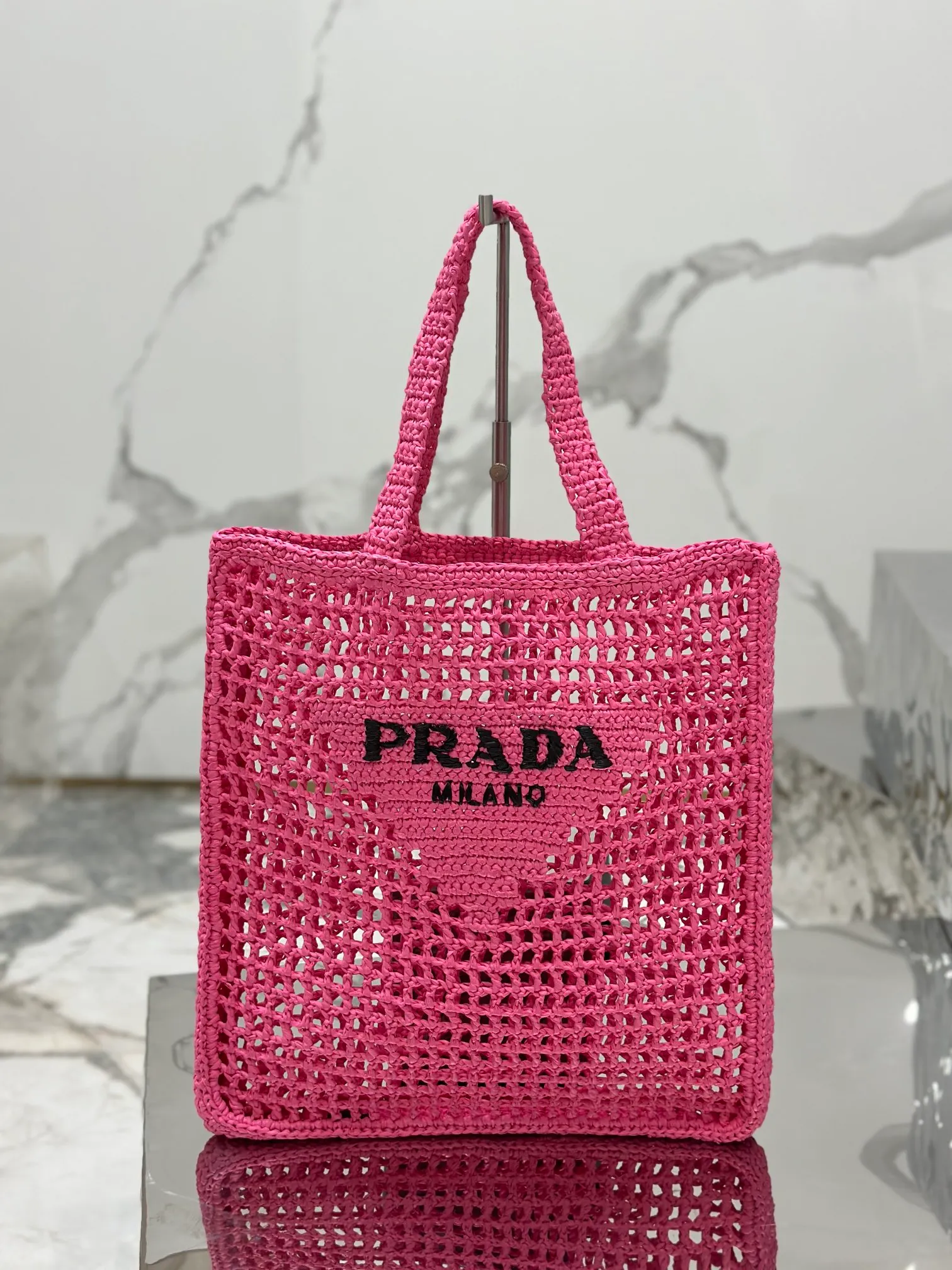 💰1160🌟Raffia woven tote bag This soft deconstructed tote bag is made of raffia fiber material. The light and natural material expresses the summer mood. The iconic house triangle logo is reinterpreted and decorates the front of the bag, with an embroidered lettering logo in the center to evoke the brand's style. Dimensions: length 36x height 38x bottom 3cm Style number: 1BG393