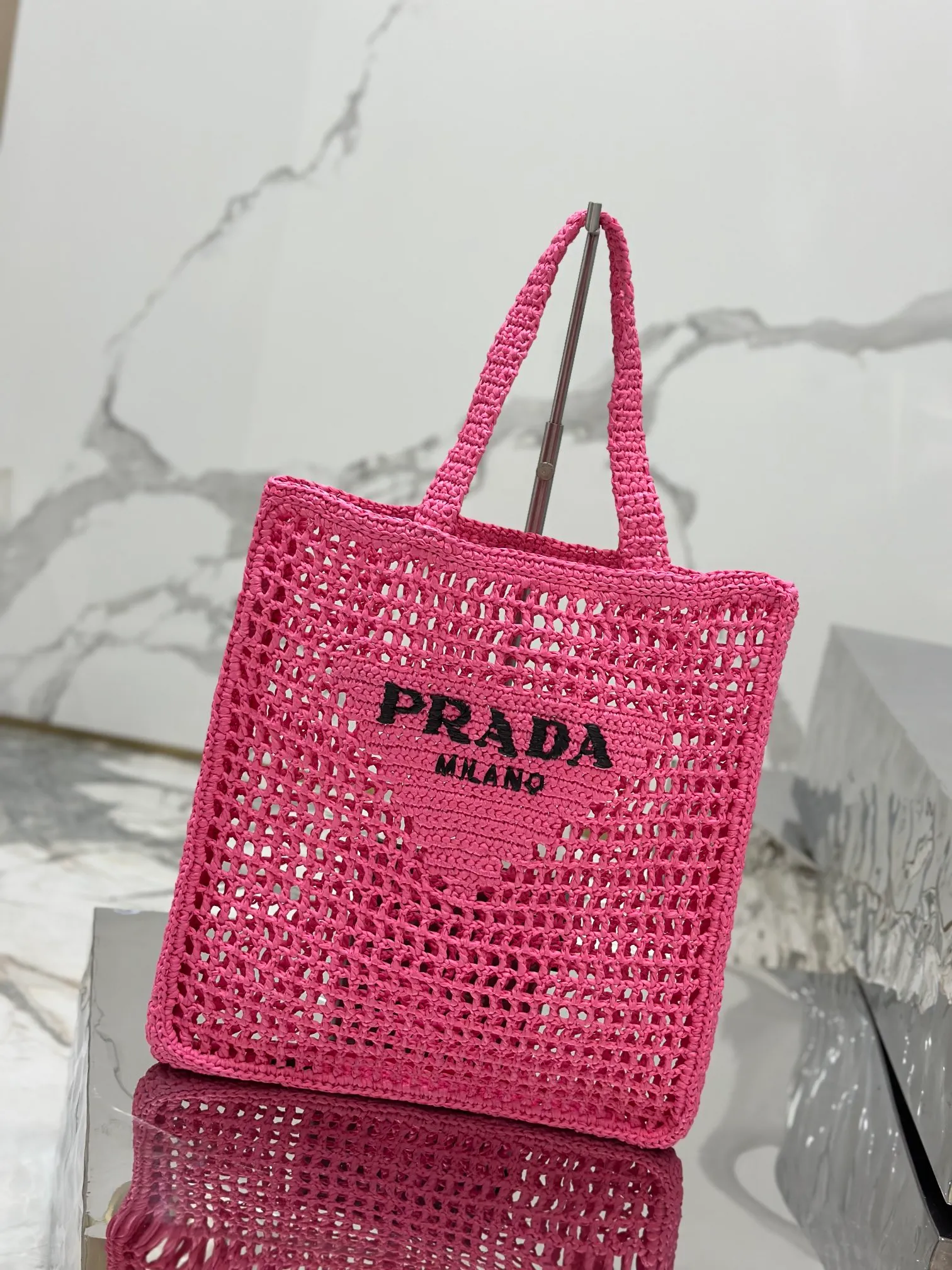 💰1160🌟Raffia woven tote bag This soft deconstructed tote bag is made of raffia fiber material. The light and natural material expresses the summer mood. The iconic house triangle logo is reinterpreted and decorates the front of the bag, with an embroidered lettering logo in the center to evoke the brand's style. Dimensions: length 36x height 38x bottom 3cm Style number: 1BG393