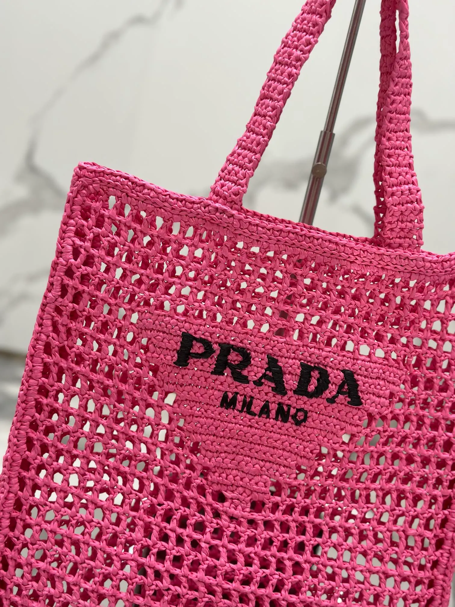 💰1160🌟Raffia woven tote bag This soft deconstructed tote bag is made of raffia fiber material. The light and natural material expresses the summer mood. The iconic house triangle logo is reinterpreted and decorates the front of the bag, with an embroidered lettering logo in the center to evoke the brand's style. Dimensions: length 36x height 38x bottom 3cm Style number: 1BG393