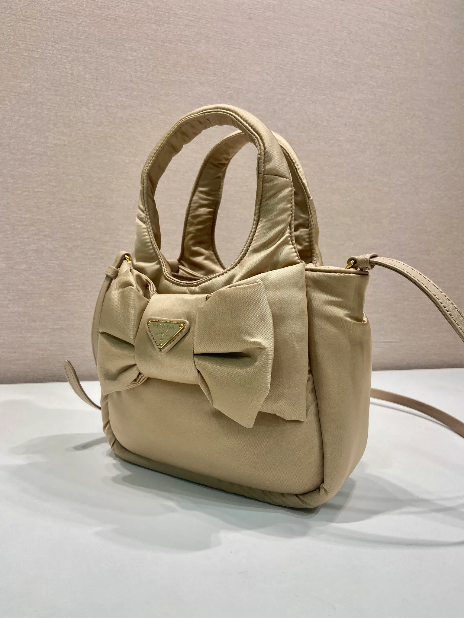 💰1160🎉Bow Tie🎉1BA359 Vegetable Basket🎉🎉 This bow vegetable basket bag is designed with stuffed nylon fabric and sheepskin, equipped with a detachable and adjustable long shoulder strap, showing a romantic and unconventional fashion spirit. The soft silhouette is paired with a minimalist Oversize bow, and the modern and feminine style is refreshing. It has a large capacity and is a popular model that will never go out of style🎉🎉Hurry up and get it🎉🎉 Length 18x height 15.5x base 10cm🎉🎉🎉👏👏👏