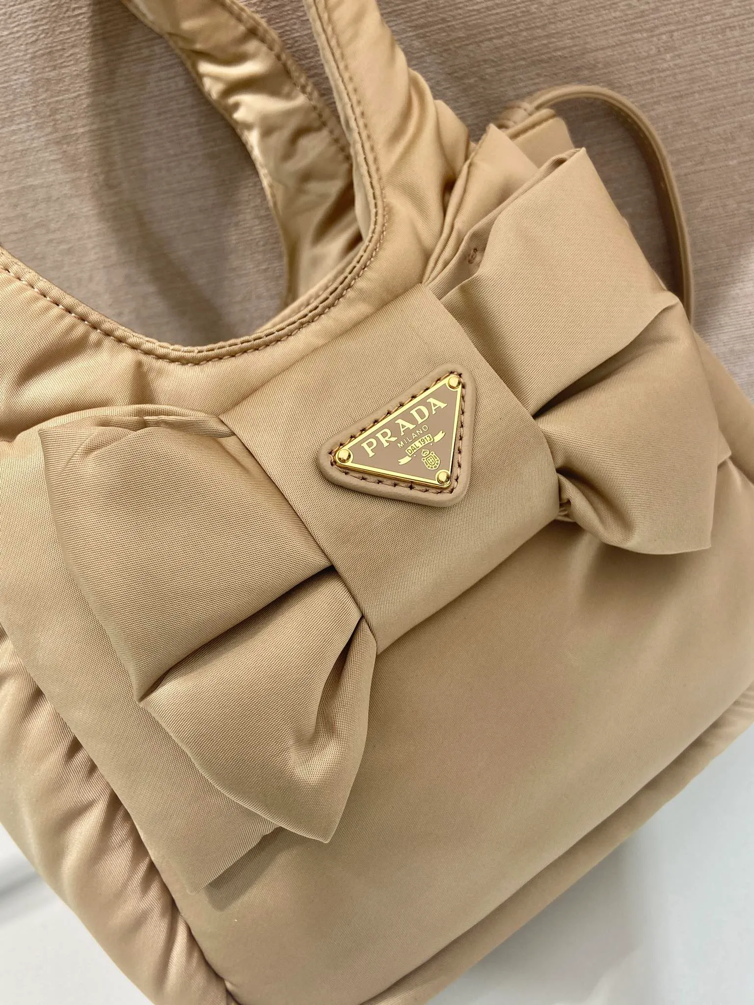 💰1160🎉Bow Tie🎉1BA359 Vegetable Basket🎉🎉 This bow vegetable basket bag is designed with stuffed nylon fabric and sheepskin, equipped with a detachable and adjustable long shoulder strap, showing a romantic and unconventional fashion spirit. The soft silhouette is paired with a minimalist Oversize bow, and the modern and feminine style is refreshing. It has a large capacity and is a popular model that will never go out of style🎉🎉Hurry up and get it🎉🎉 Length 18x height 15.5x base 10cm🎉🎉🎉👏👏👏