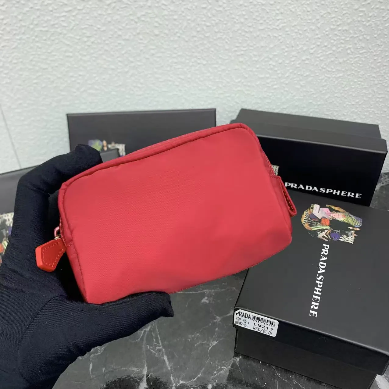 💰150PRADA Prada official new model is shipped simultaneously, enamel-coated triangular metal logo zipper closure, nylon cosmetic bag, regular women's model ✌✌✌ Special quality from the product cabinet, physical shooting [strong]! Model: Original quality Leather: Original Color: black gold buckle, black silver buckle, red, plum red, pink, sky blue, apricot, green, lavender purple, size 12㎝*3.5㎝*8㎝, model LM217