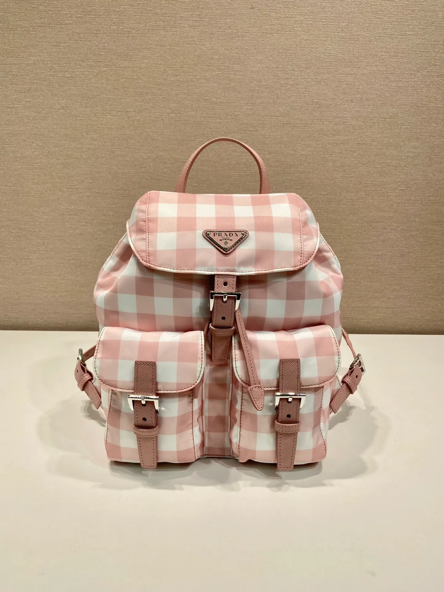 💰1200🎉Grid pattern backpack🎉1BZ677 new color🎉This backpack is designed with black plaid pattern, which looks particularly novel😘Imported parachute fabric + cross pattern cowhide + top hardware, light and practical, length 28x height 23.5x bottom 12cm