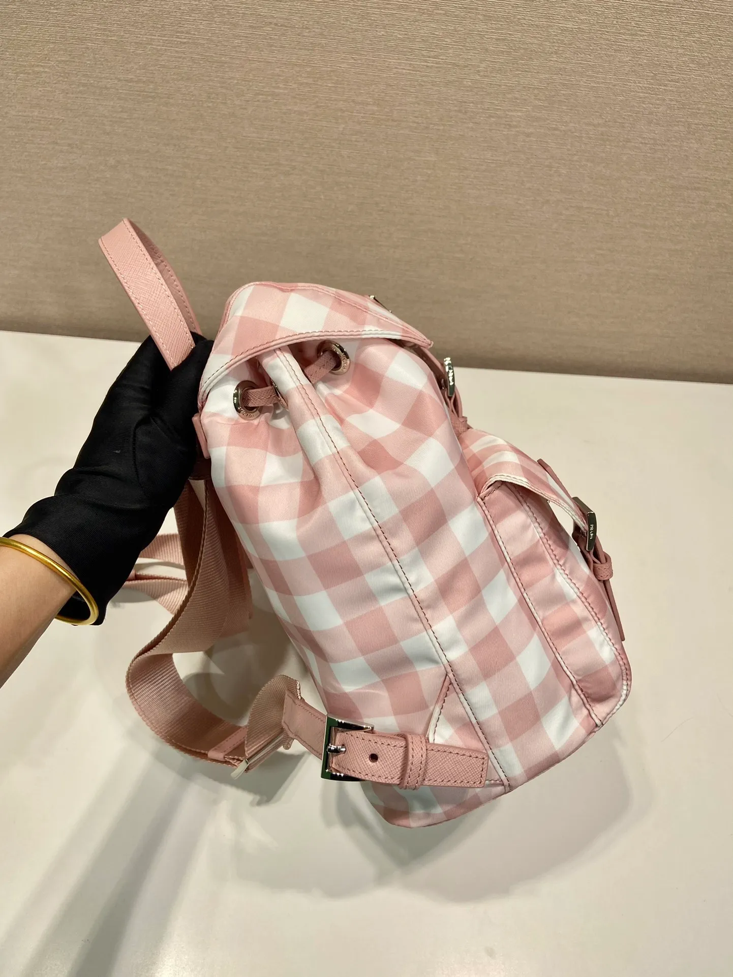 💰1200🎉Grid pattern backpack🎉1BZ677 new color🎉This backpack is designed with black plaid pattern, which looks particularly novel😘Imported parachute fabric + cross pattern cowhide + top hardware, light and practical, length 28x height 23.5x bottom 12cm