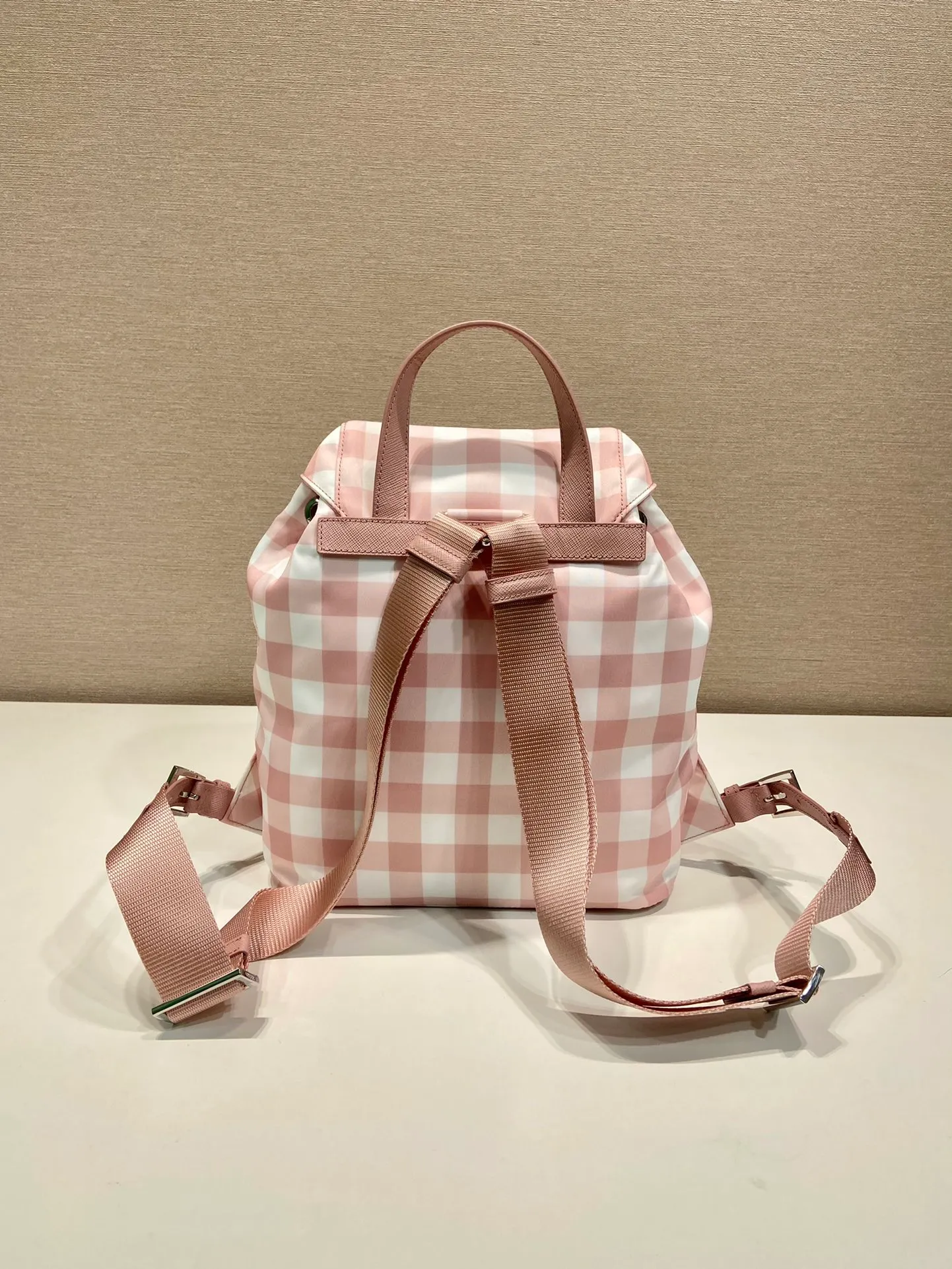💰1200🎉Grid pattern backpack🎉1BZ677 new color🎉This backpack is designed with black plaid pattern, which looks particularly novel😘Imported parachute fabric + cross pattern cowhide + top hardware, light and practical, length 28x height 23.5x bottom 12cm