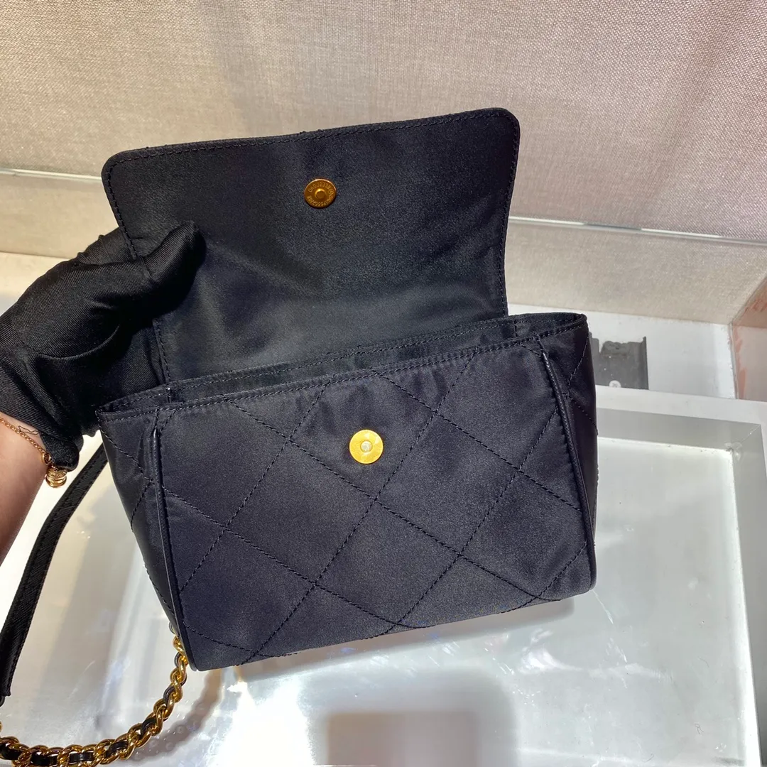💰900🎉Middle-hand small shoulder bag🎉🎉🎉1BD622🎉🎉 This Vintage middle-aged chain diamond hobo bag has a great design👏👏 Purely handmade nylon rhombus design, can be worn on one shoulder or crossbody, and the imported black gold chain is really the eternal theme of vintage😘😘It is simple and elegant, with large capacity and space👍The upper body is particularly trendy, versatile and fashionable. No matter casual or formal, they all have a stable temperament. Hurry up and get it🙊I love this second-hand hobo bag😘😘 Length 18x height 16x bottom 5cm