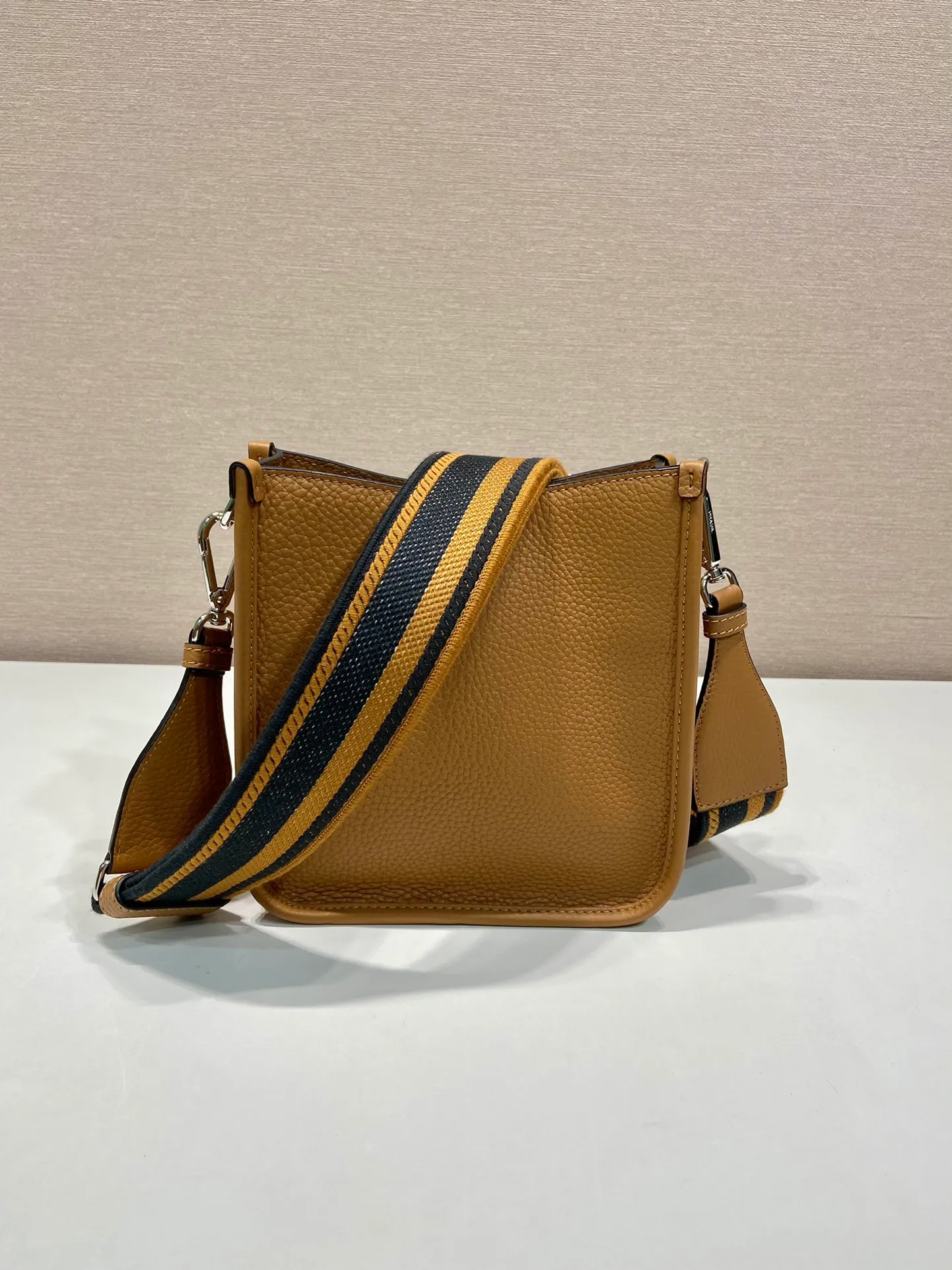 💰1660👏New double shoulder strap bag👏1BH191/tote bag new color This leather mini shoulder bag has a simple design. A metallic triangle logo on the front adds signature tone. Equipped with detachable logo-printed webbing and leather shoulder straps, it can be exchanged at any time for different outfits and occasions😘😘to highlight its modern style. High fashion is the main fashion for daily matching. Hurry up and get it, it’s so beautiful👏👏 Length 19x height 20x base 6cm👏👏👏😘😘😘