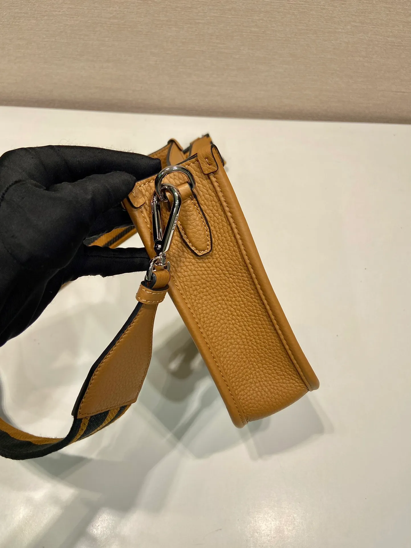 💰1660👏New double shoulder strap bag👏1BH191/tote bag new color This leather mini shoulder bag has a simple design. A metallic triangle logo on the front adds signature tone. Equipped with detachable logo-printed webbing and leather shoulder straps, it can be exchanged at any time for different outfits and occasions😘😘to highlight its modern style. High fashion is the main fashion for daily matching. Hurry up and get it, it’s so beautiful👏👏 Length 19x height 20x base 6cm👏👏👏😘😘😘