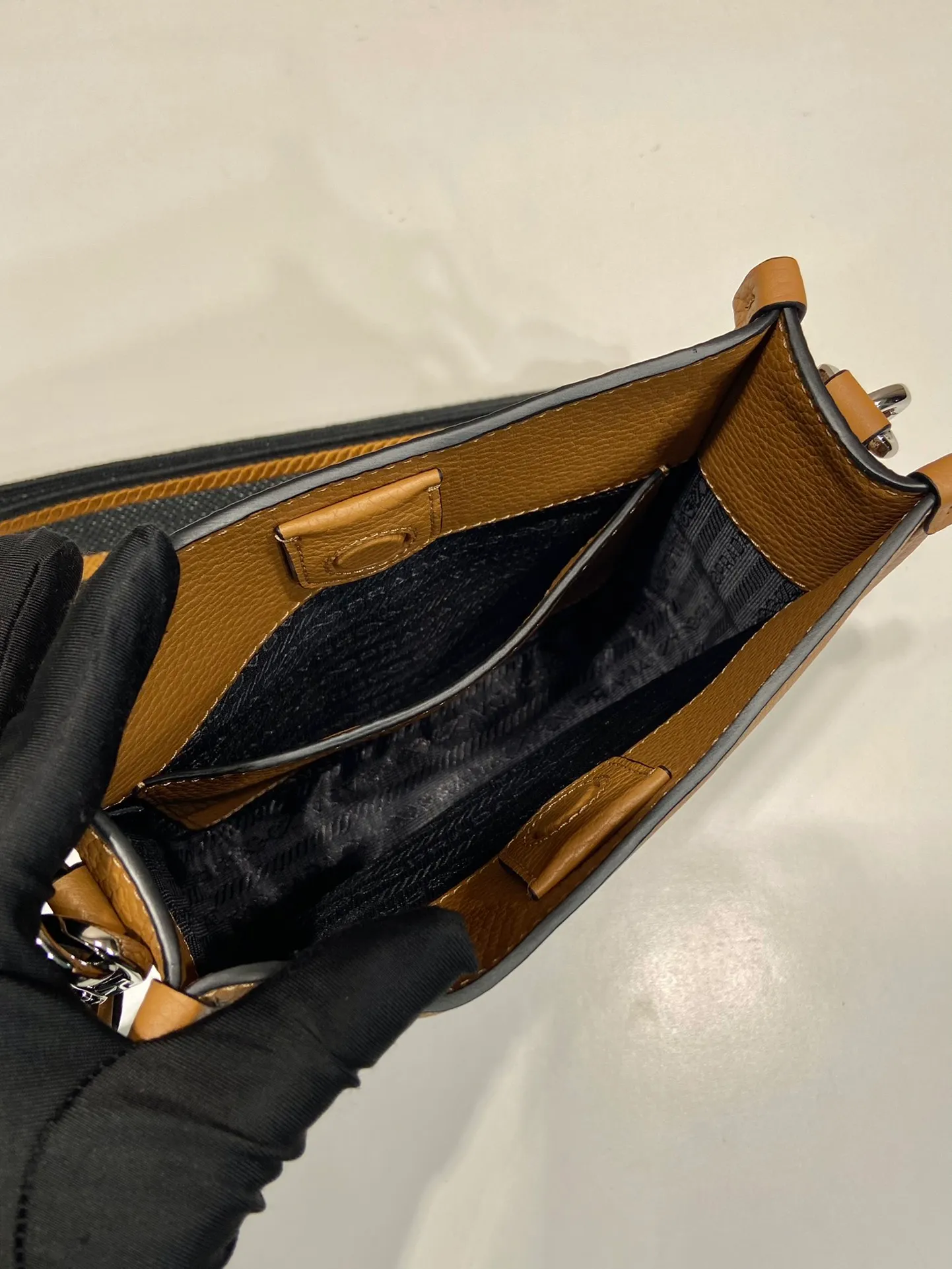 💰1660👏New double shoulder strap bag👏1BH191/tote bag new color This leather mini shoulder bag has a simple design. A metallic triangle logo on the front adds signature tone. Equipped with detachable logo-printed webbing and leather shoulder straps, it can be exchanged at any time for different outfits and occasions😘😘to highlight its modern style. High fashion is the main fashion for daily matching. Hurry up and get it, it’s so beautiful👏👏 Length 19x height 20x base 6cm👏👏👏😘😘😘