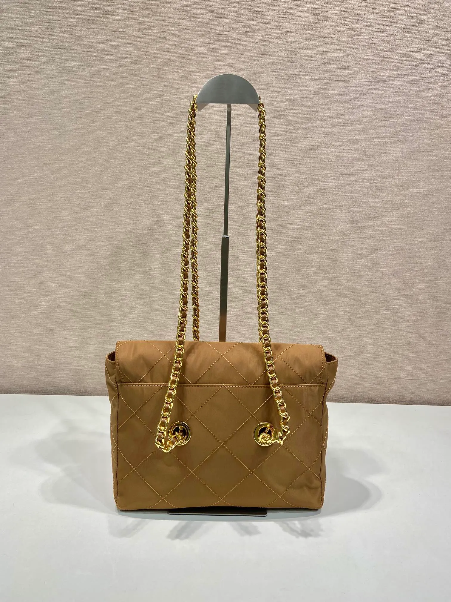 💰1160🎉Second-hand flip style🎉1BD620 new color🎉🎉 This Vintage vintage chain diamond hobo bag has a great design👏👏 Purely handmade nylon rhombus design, can be worn on one shoulder, across the body, or carried on the street. The imported black gold chain is really the eternal theme of vintage😘😘It is simple and elegant, and the capacity is very large👍The upper body is particularly trendy, versatile and fashionable. No matter casual or formal, they all have a stable temperament. Hurry up and get it🙊I love this second-hand hobo bag😘😘 Length 25x Height 21x Bottom 5cm