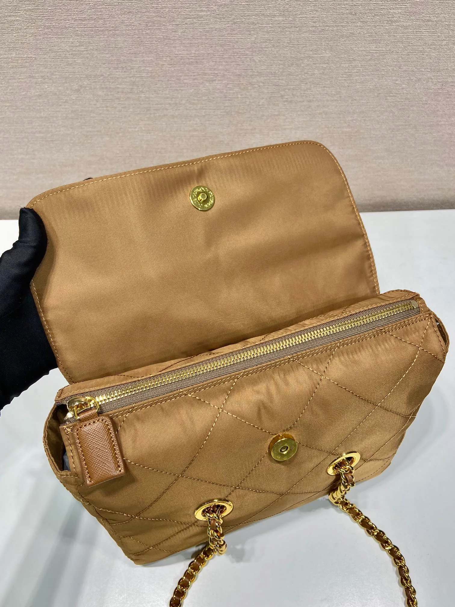 💰1160🎉Second-hand flip style🎉1BD620 new color🎉🎉 This Vintage vintage chain diamond hobo bag has a great design👏👏 Purely handmade nylon rhombus design, can be worn on one shoulder, across the body, or carried on the street. The imported black gold chain is really the eternal theme of vintage😘😘It is simple and elegant, and the capacity is very large👍The upper body is particularly trendy, versatile and fashionable. No matter casual or formal, they all have a stable temperament. Hurry up and get it🙊I love this second-hand hobo bag😘😘 Length 25x Height 21x Bottom 5cm