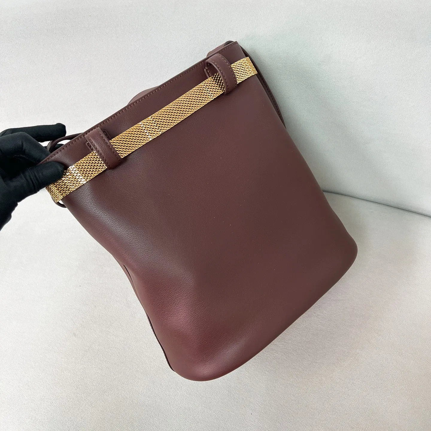 💰1700✨New product launch✨2025 spring and summer new product Buckle bucket bag 1BE085 inherits the classic bucket bag shape. The newly designed leather belt has a unique style that makes the bag infinitely dynamic. It is made of chic and noble calfskin. The bag is decorated with metallic mesh design. It is equipped with tortoise shell panel buckle. Elegant and simple bag body design is decorated with unique hardware decoration, showing a refined and elegant aesthetic style. Equipped with an adjustable hand strap, perfect details comparable to brick cabinets, super awesome 5🌟 size: 29*26.5*18cm, heather wood color