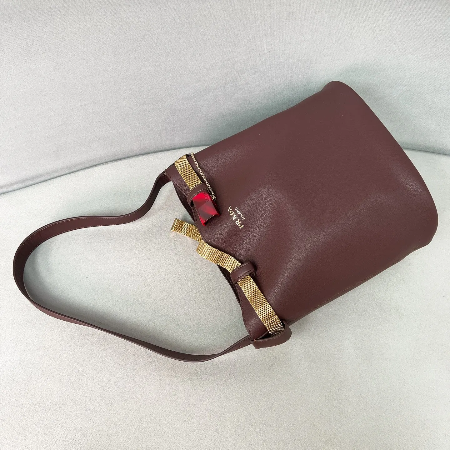 💰1700✨New product launch✨2025 spring and summer new product Buckle bucket bag 1BE085 inherits the classic bucket bag shape. The newly designed leather belt has a unique style that makes the bag infinitely dynamic. It is made of chic and noble calfskin. The bag is decorated with metallic mesh design. It is equipped with tortoise shell panel buckle. Elegant and simple bag body design is decorated with unique hardware decoration, showing a refined and elegant aesthetic style. Equipped with an adjustable hand strap, perfect details comparable to brick cabinets, super awesome 5🌟 size: 29*26.5*18cm, heather wood color