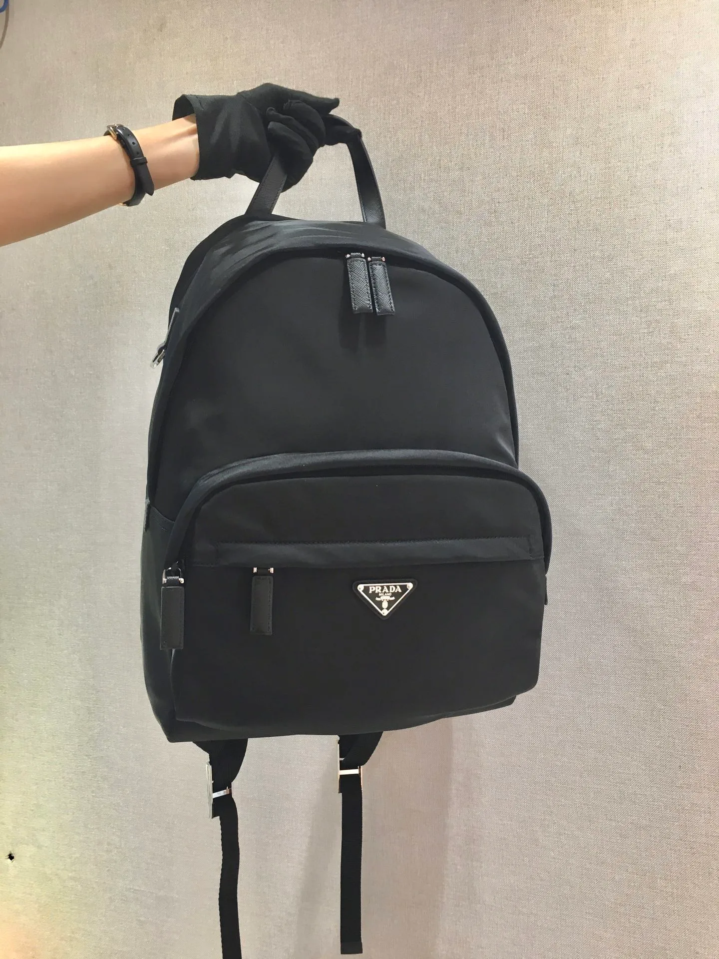 💰1260🎉New Backpack🎉The latest backpack 2V066, made of imported Saffiano leather material and imported nylon fabric, adjustable nylon shoulder straps, and brushed metal accessories. This nylon backpack has multiple pockets and a padded back design. Lightweight and fashionable, it is also a popular style that will never go out of style. Get it now🙊🙊 Length 29x Height 40x Bottom 17cm