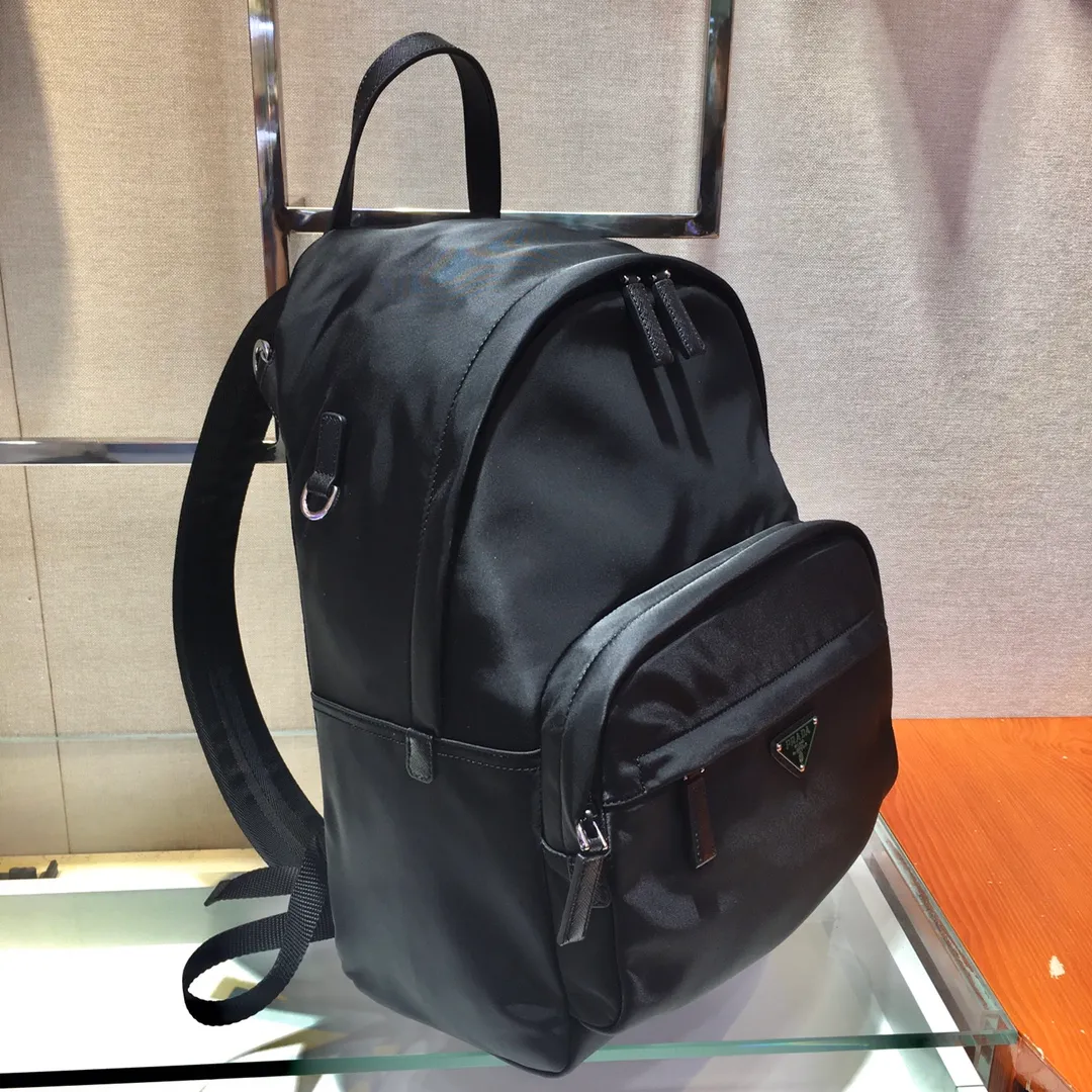 💰1260🎉New Backpack🎉The latest backpack 2V066, made of imported Saffiano leather material and imported nylon fabric, adjustable nylon shoulder straps, and brushed metal accessories. This nylon backpack has multiple pockets and a padded back design. Lightweight and fashionable, it is also a popular style that will never go out of style. Get it now🙊🙊 Length 29x Height 40x Bottom 17cm