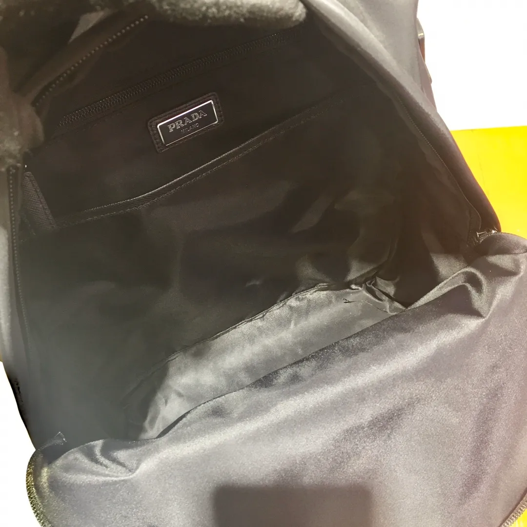 💰1260🎉New Backpack🎉The latest backpack 2V066, made of imported Saffiano leather material and imported nylon fabric, adjustable nylon shoulder straps, and brushed metal accessories. This nylon backpack has multiple pockets and a padded back design. Lightweight and fashionable, it is also a popular style that will never go out of style. Get it now🙊🙊 Length 29x Height 40x Bottom 17cm