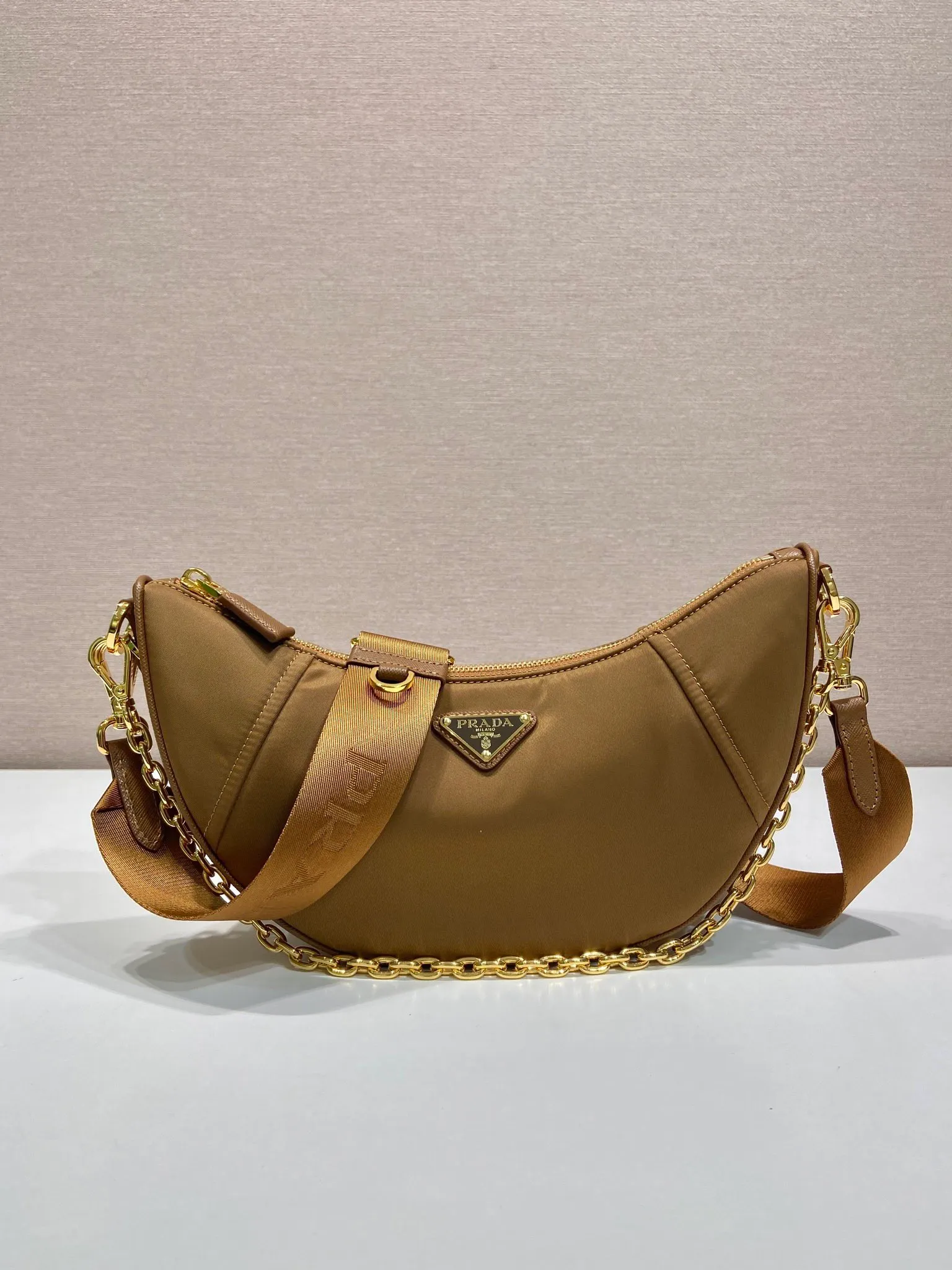 💰1020🎉New Crescent Bag🎉1BH222 Multi-Function🎉🎉 Made of recycled nylon fabric, this Re-Nylon handbag is exquisite and versatile, blending archival style with practical contemporary style. The half-moon silhouette features a detachable sporty shoulder strap and an elegant chain handle, making it versatile and versatile to carry. Crossbody/armpit/armpit bag/hand carry, it’s perfect😘😘Babies, hurry up and get it🎉🎉 Length 30x Height 13.5x Bottom 6cm🎉🎉🎉💰💰💰