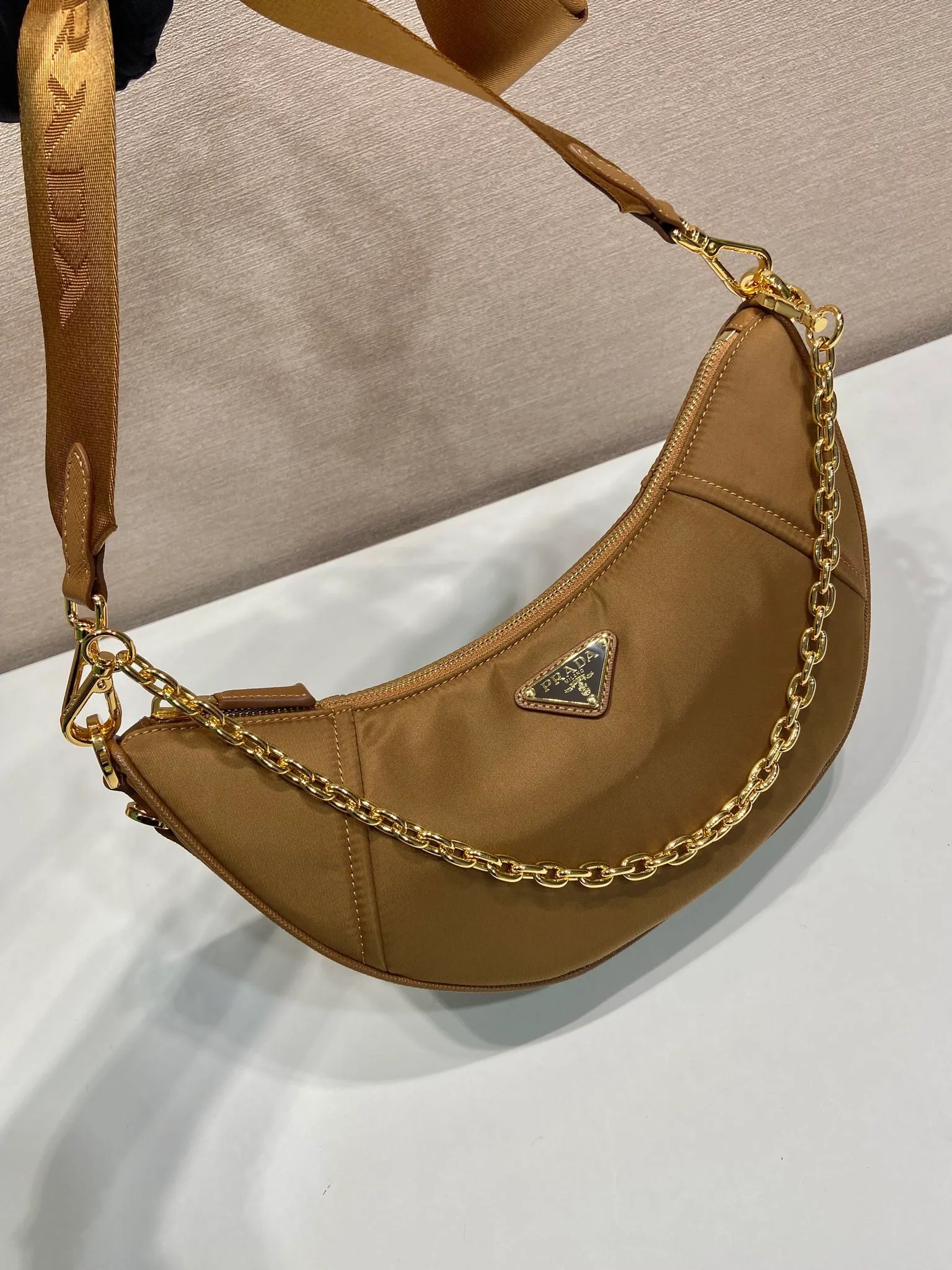 💰1020🎉New Crescent Bag🎉1BH222 Multi-Function🎉🎉 Made of recycled nylon fabric, this Re-Nylon handbag is exquisite and versatile, blending archival style with practical contemporary style. The half-moon silhouette features a detachable sporty shoulder strap and an elegant chain handle, making it versatile and versatile to carry. Crossbody/armpit/armpit bag/hand carry, it’s perfect😘😘Babies, hurry up and get it🎉🎉 Length 30x Height 13.5x Bottom 6cm🎉🎉🎉💰💰💰