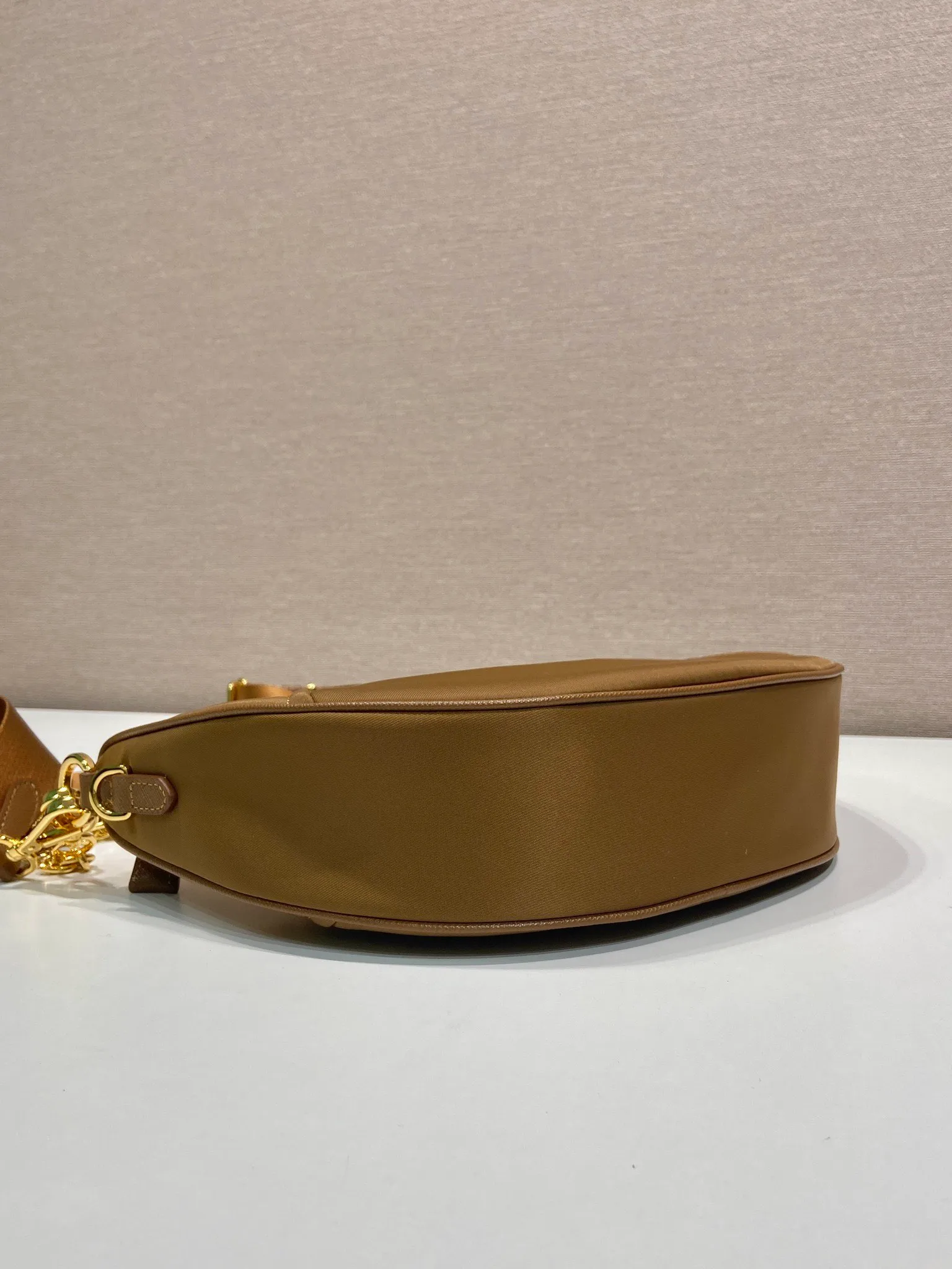 💰1020🎉New Crescent Bag🎉1BH222 Multi-Function🎉🎉 Made of recycled nylon fabric, this Re-Nylon handbag is exquisite and versatile, blending archival style with practical contemporary style. The half-moon silhouette features a detachable sporty shoulder strap and an elegant chain handle, making it versatile and versatile to carry. Crossbody/armpit/armpit bag/hand carry, it’s perfect😘😘Babies, hurry up and get it🎉🎉 Length 30x Height 13.5x Bottom 6cm🎉🎉🎉💰💰💰