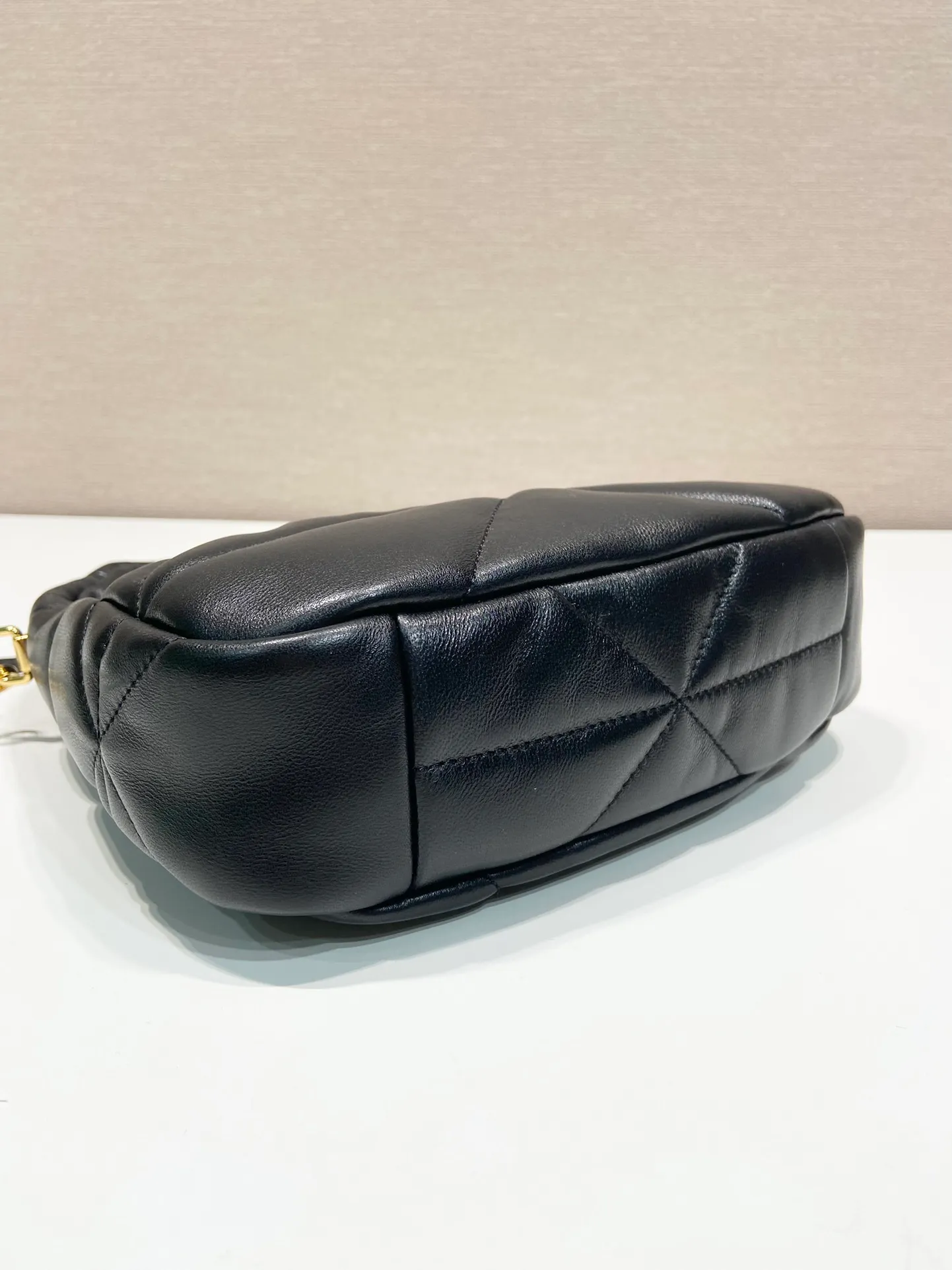 💰1460🎉Mini Hobo🎉1BA384🎉🎉This mini underarm bag is made of imported lambskin, which is super soft to the touch. It has a unique three-dimensional triangle pattern with complex hand-stitching. It is equipped with a detachable and adjustable long shoulder strap, large blank capacity, and the upper body effect is very cute😘If you like babies, hurry up and get it🎉 Length 21x Height 12.5x Bottom 6.5cm