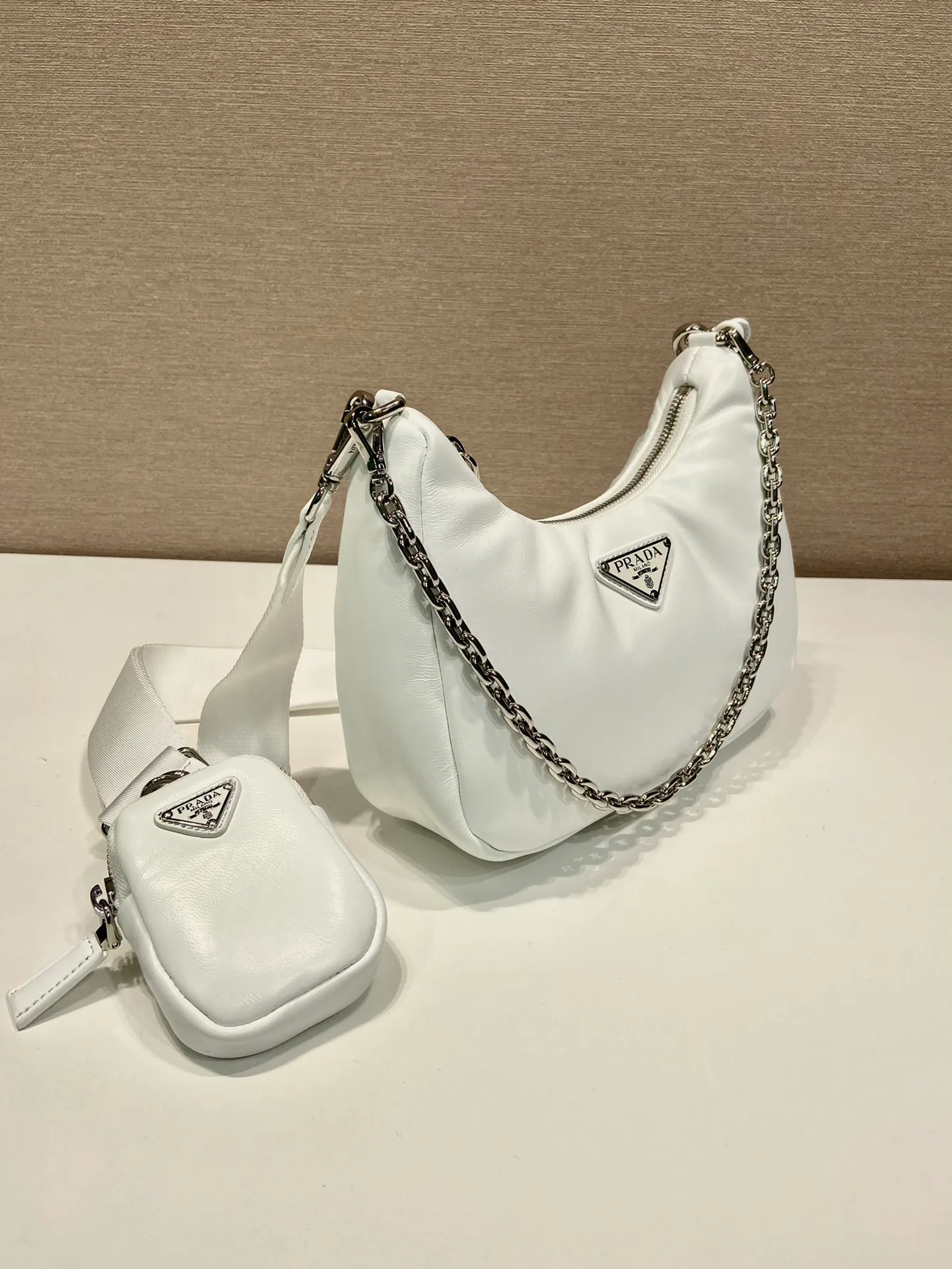 💰1520🎉Lambskin three-in-one🎉1BH204🎉🎉 This three-in-one padded shoulder bag is made of soft lambskin and has a simple silhouette. It is equipped with a detachable long nylon shoulder strap and velvet strips. It is a favorite small bag on the shoulder strap. So cute 😉 It feels very soft🎉, practical and casual, babies, hurry up and get it🎉🎉 Length 22x height 18x ​​base 6.5cm🎉🎉🎉🍊🍊🍊