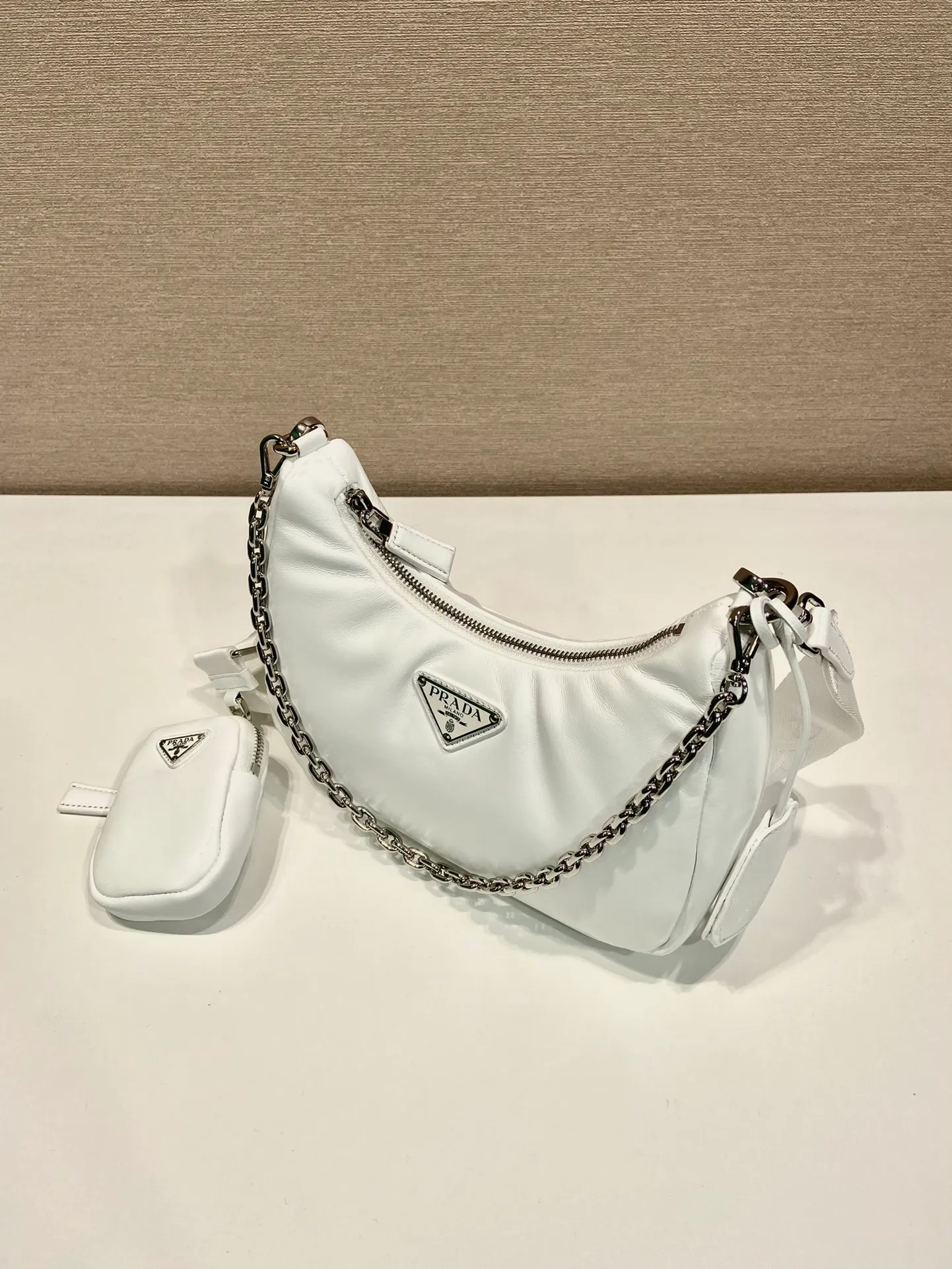 💰1520🎉Lambskin three-in-one🎉1BH204🎉🎉 This three-in-one padded shoulder bag is made of soft lambskin and has a simple silhouette. It is equipped with a detachable long nylon shoulder strap and velvet strips. It is a favorite small bag on the shoulder strap. So cute 😉 It feels very soft🎉, practical and casual, babies, hurry up and get it🎉🎉 Length 22x height 18x ​​base 6.5cm🎉🎉🎉🍊🍊🍊