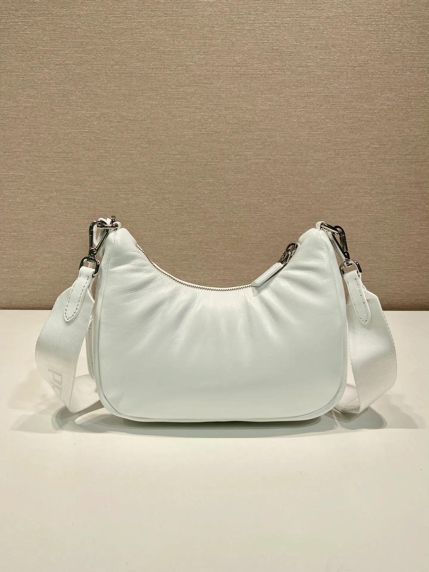 💰1520🎉Lambskin three-in-one🎉1BH204🎉🎉 This three-in-one padded shoulder bag is made of soft lambskin and has a simple silhouette. It is equipped with a detachable long nylon shoulder strap and velvet strips. It is a favorite small bag on the shoulder strap. So cute 😉 It feels very soft🎉, practical and casual, babies, hurry up and get it🎉🎉 Length 22x height 18x ​​base 6.5cm🎉🎉🎉🍊🍊🍊