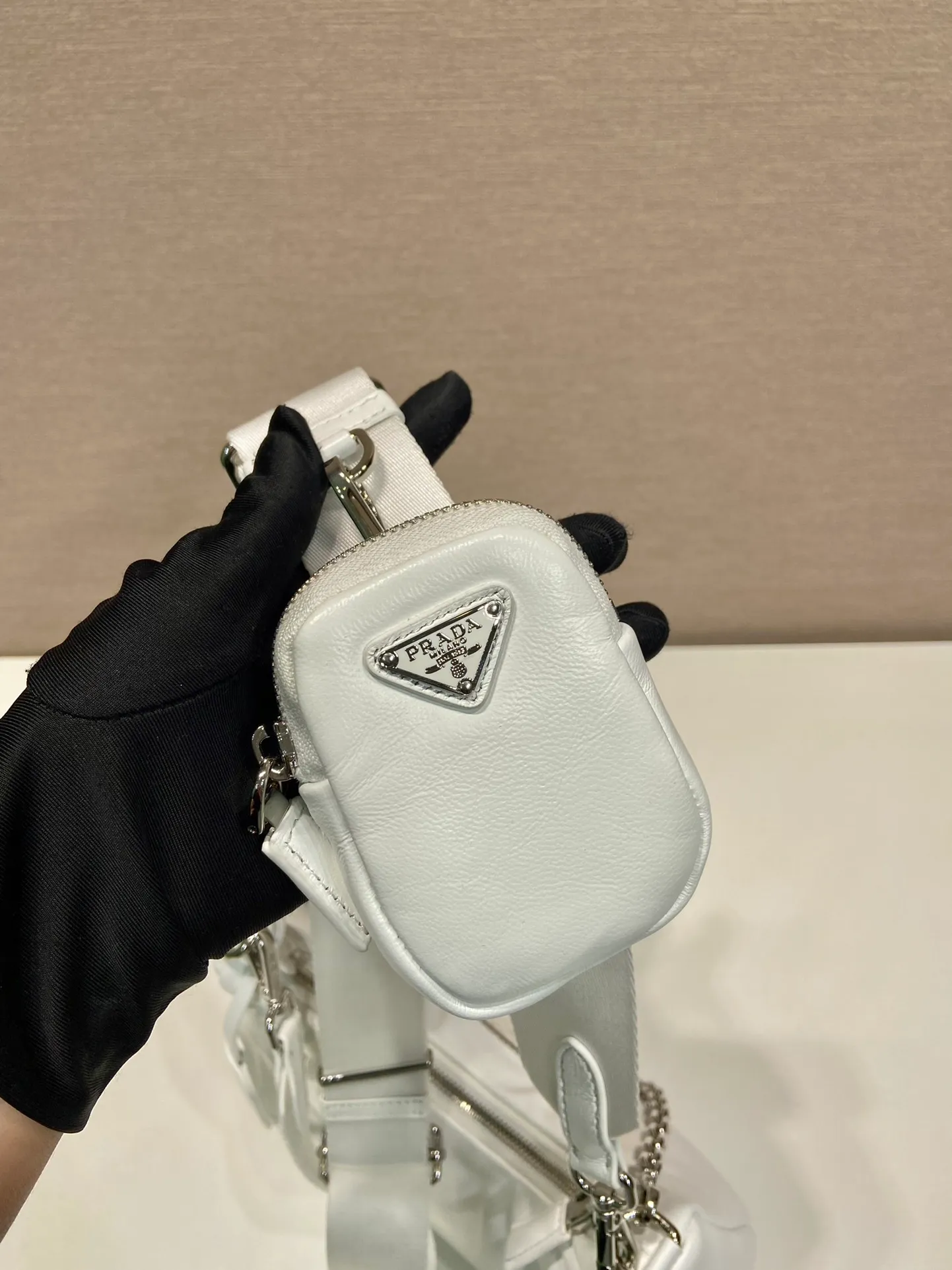 💰1520🎉Lambskin three-in-one🎉1BH204🎉🎉 This three-in-one padded shoulder bag is made of soft lambskin and has a simple silhouette. It is equipped with a detachable long nylon shoulder strap and velvet strips. It is a favorite small bag on the shoulder strap. So cute 😉 It feels very soft🎉, practical and casual, babies, hurry up and get it🎉🎉 Length 22x height 18x ​​base 6.5cm🎉🎉🎉🍊🍊🍊