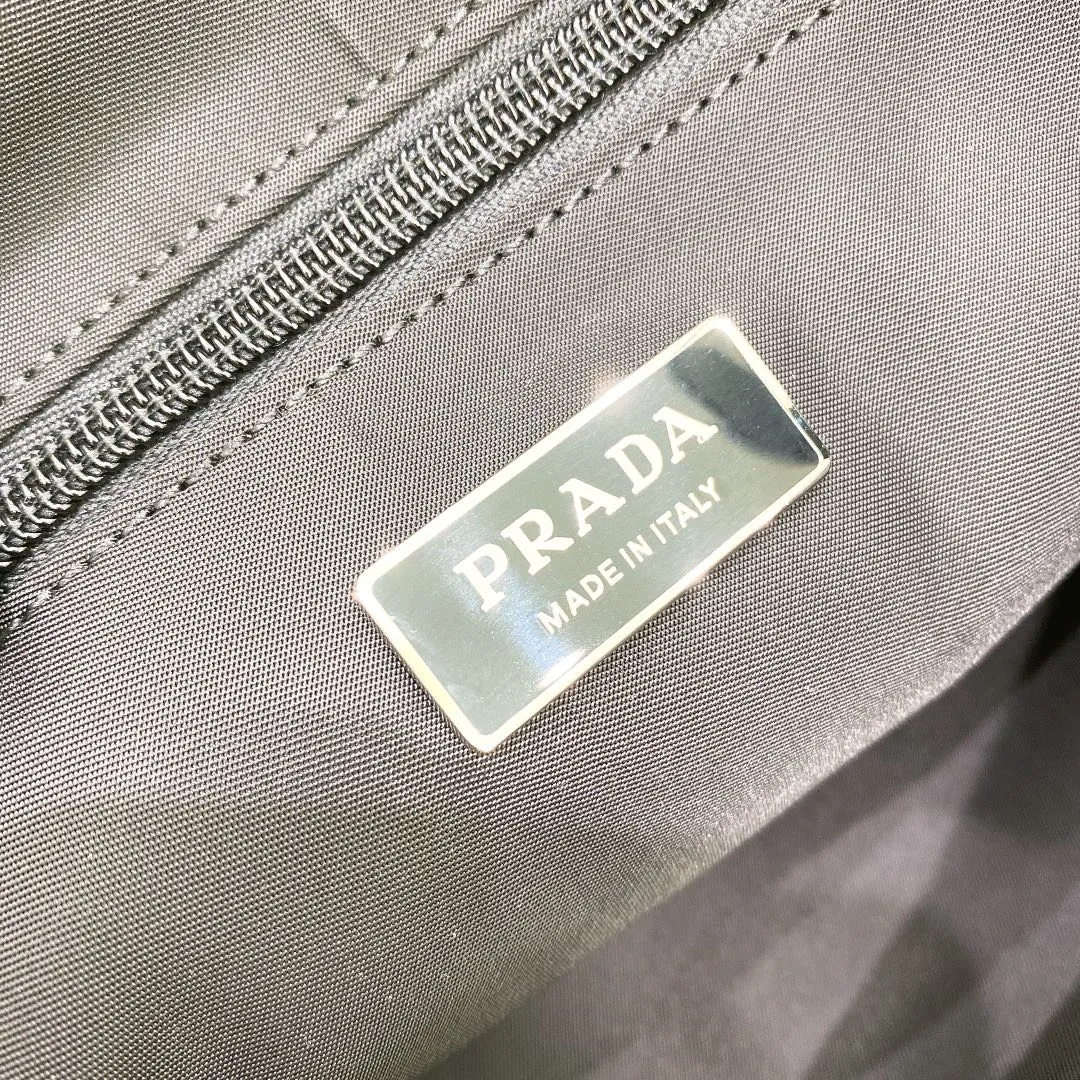 P1040¥✨New product launch✨Pra*aHobo co-branded model invite series 1BD256 large size Pr*da Hobo has become a mainstream fashion trend! Super versatile and good-looking, fashionable people must buy it! It is not only practical, lightweight but also good-looking. It has a super large triangle brand sign with a waterproof parachute + waterproof parachute. The detachable and adjustable full leather strap is fluffy and soft. It is a perfect match for autumn and winter clothes. The spacious internal compartment can be opened into two bags. It is simply great👏... Unisex model for both men and women🉑️Size: 36*28*14cm black