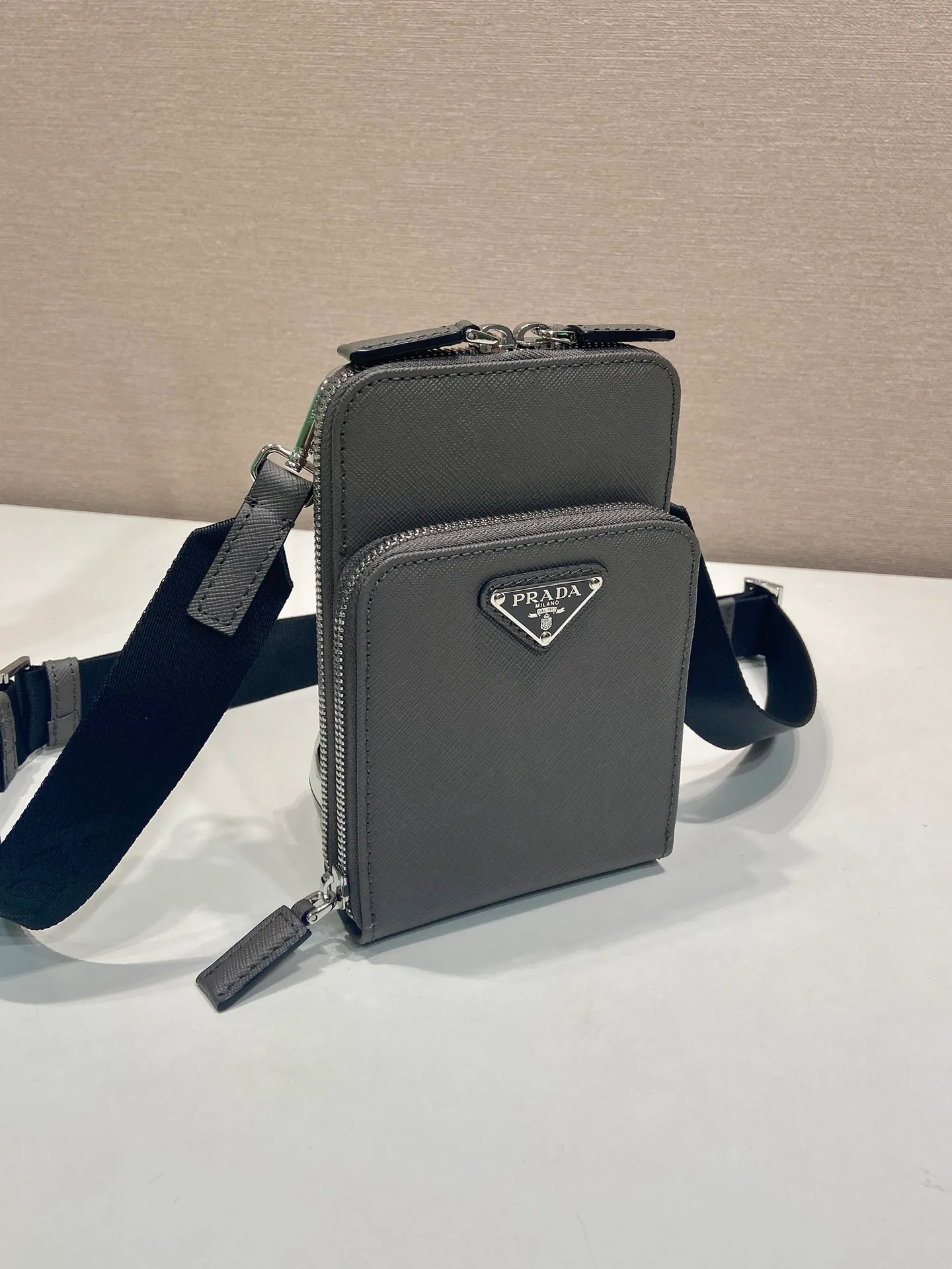 💰1020🎉New mobile phone bag🎉2ZH126 cross pattern🎉🎉 This mobile phone bag is made of cross pattern leather and equipped with a detachable woven nylon shoulder strap. Retro glossy leather has always been favored by the luxury world. It has been the brand's iconic material since it was adopted by P. It has zipper closure and three card slots in the front pocket. The upper body effect is super cool😎. It is suitable for both men and women. It is worth owning. Get it now👏👏 Length 12x height 18 bottom 4cm🎉🎉🎉👏👏👏
