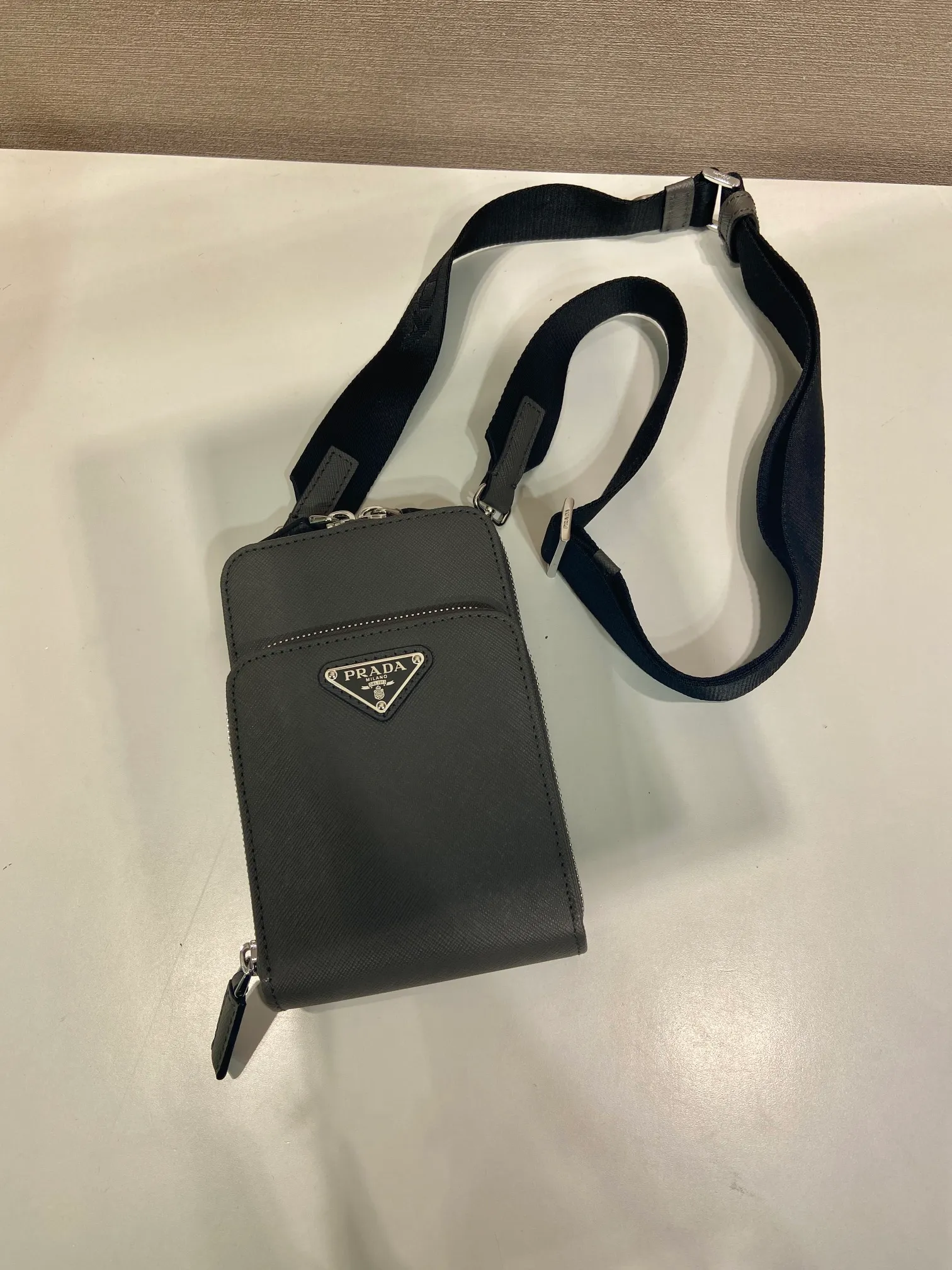 💰1020🎉New mobile phone bag🎉2ZH126 cross pattern🎉🎉 This mobile phone bag is made of cross pattern leather and equipped with a detachable woven nylon shoulder strap. Retro glossy leather has always been favored by the luxury world. It has been the brand's iconic material since it was adopted by P. It has zipper closure and three card slots in the front pocket. The upper body effect is super cool😎. It is suitable for both men and women. It is worth owning. Get it now👏👏 Length 12x height 18 bottom 4cm🎉🎉🎉👏👏👏