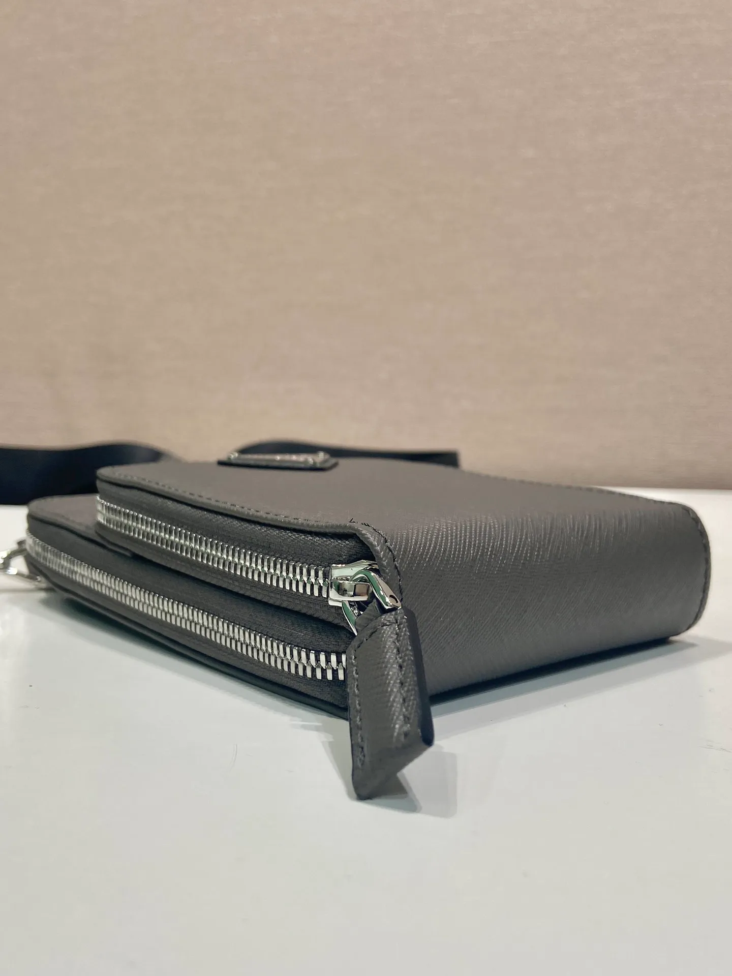 💰1020🎉New mobile phone bag🎉2ZH126 cross pattern🎉🎉 This mobile phone bag is made of cross pattern leather and equipped with a detachable woven nylon shoulder strap. Retro glossy leather has always been favored by the luxury world. It has been the brand's iconic material since it was adopted by P. It has zipper closure and three card slots in the front pocket. The upper body effect is super cool😎. It is suitable for both men and women. It is worth owning. Get it now👏👏 Length 12x height 18 bottom 4cm🎉🎉🎉👏👏👏
