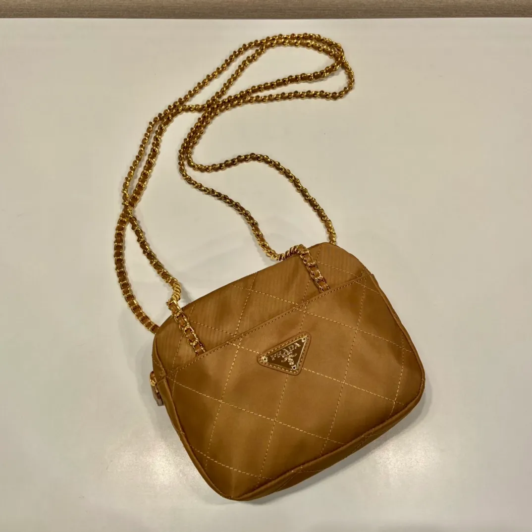 💰1020🎉Middle-aged cross-body bag🎉1BD632🎉🎉 This Vintage middle-aged chain diamond hobo bag has a great design👏👏 Purely handmade nylon rhombus design, can be worn on one shoulder, across the body, or carried on the street. The imported black gold chain is really the eternal theme of vintage😘😘It is simple and elegant, and the capacity is very large👍The upper body is particularly trendy, versatile and fashionable. No matter casual or formal, they all have a stable temperament. Hurry up and get it🙊I love this second-hand hobo bag😘😘Length 19xHeight 14xCloth 6cm🎉