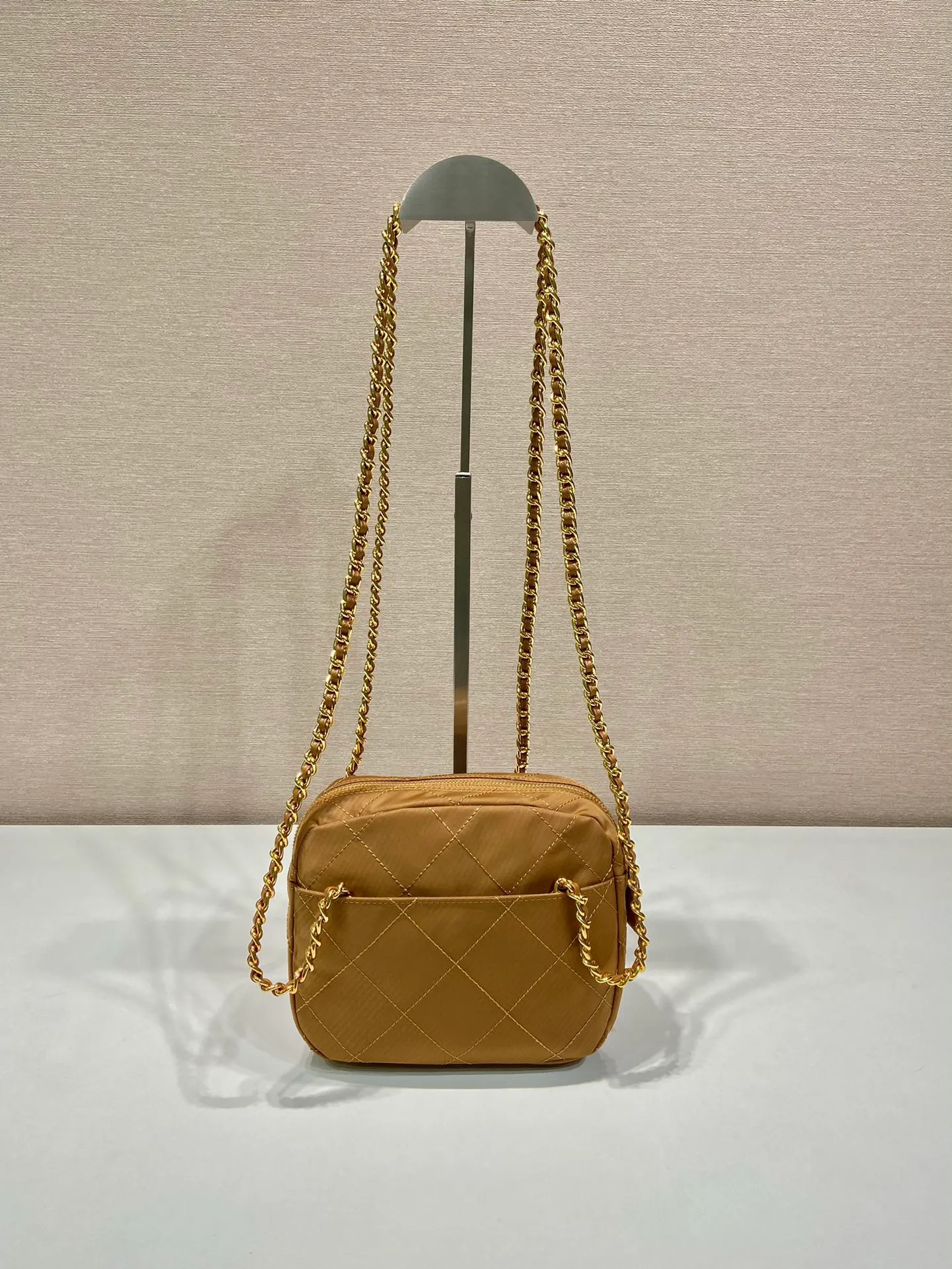 💰1020🎉Middle-aged cross-body bag🎉1BD632🎉🎉 This Vintage middle-aged chain diamond hobo bag has a great design👏👏 Purely handmade nylon rhombus design, can be worn on one shoulder, across the body, or carried on the street. The imported black gold chain is really the eternal theme of vintage😘😘It is simple and elegant, and the capacity is very large👍The upper body is particularly trendy, versatile and fashionable. No matter casual or formal, they all have a stable temperament. Hurry up and get it🙊I love this second-hand hobo bag😘😘Length 19xHeight 14xCloth 6cm🎉