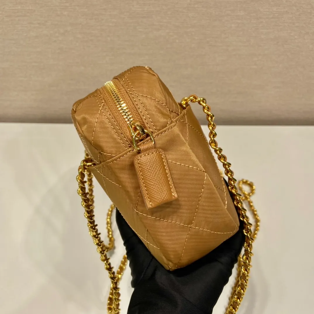 💰1020🎉Middle-aged cross-body bag🎉1BD632🎉🎉 This Vintage middle-aged chain diamond hobo bag has a great design👏👏 Purely handmade nylon rhombus design, can be worn on one shoulder, across the body, or carried on the street. The imported black gold chain is really the eternal theme of vintage😘😘It is simple and elegant, and the capacity is very large👍The upper body is particularly trendy, versatile and fashionable. No matter casual or formal, they all have a stable temperament. Hurry up and get it🙊I love this second-hand hobo bag😘😘Length 19xHeight 14xCloth 6cm🎉