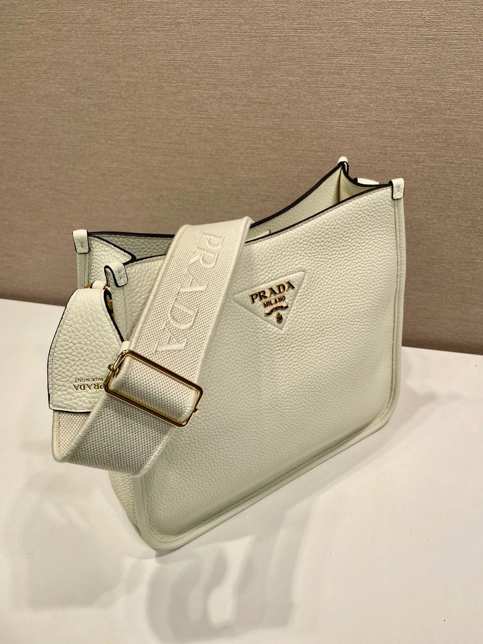 💰1800👏New fabric cross-body bag👏1BC073 large tote bag This leather mini shoulder bag has a simple design. A metallic triangle logo on the front adds signature tone. Equipped with detachable/adjustable logo printed webbing, the upper body effect is very beautiful😘😘highlighting its modern style. High fashion is the main fashion for daily matching. Hurry up and get it, it’s so beautiful👏👏 Length 30xH 28xH 12cm👏👏👏😘😘😘