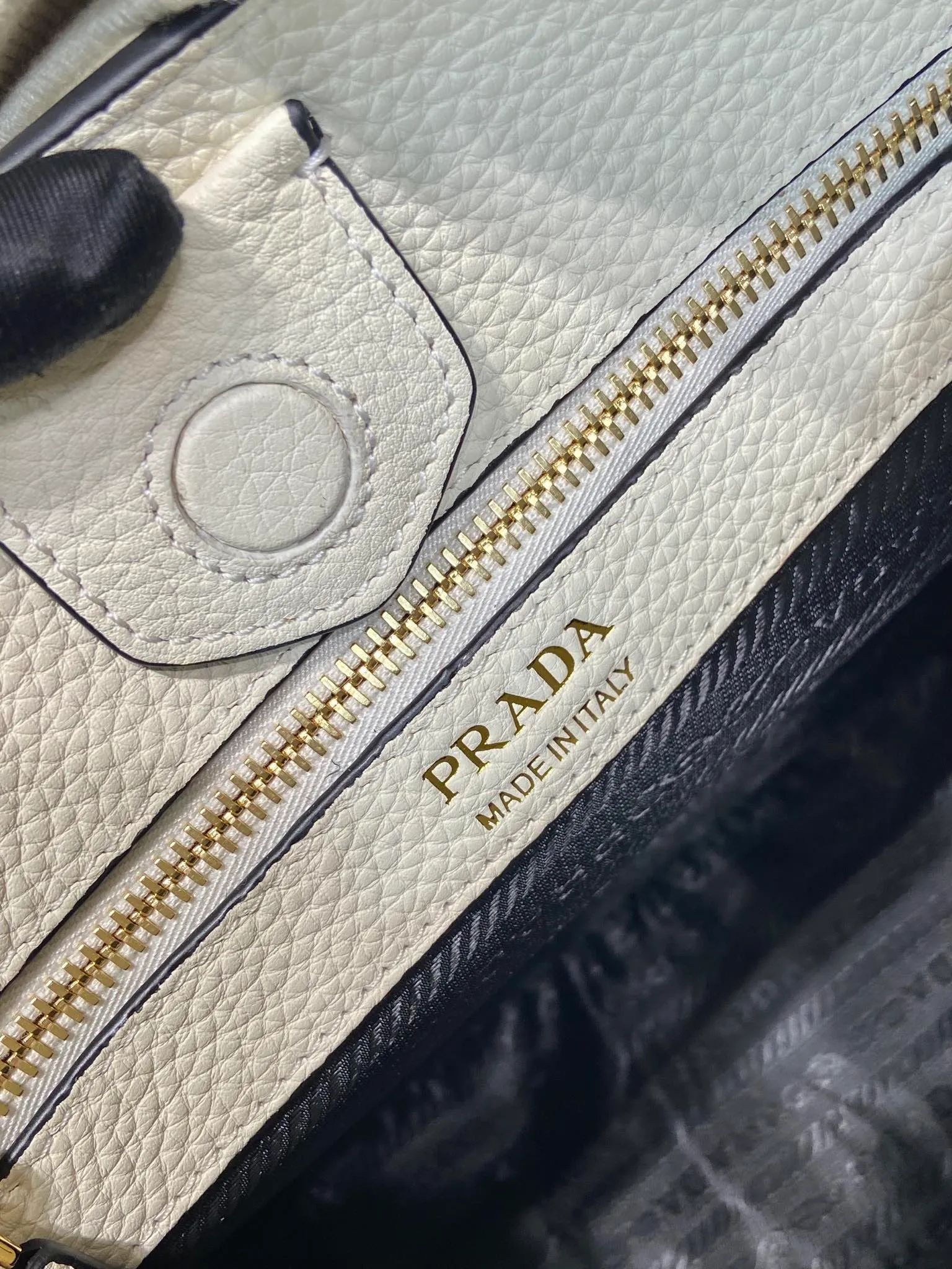 💰1800👏New fabric cross-body bag👏1BC073 large tote bag This leather mini shoulder bag has a simple design. A metallic triangle logo on the front adds signature tone. Equipped with detachable/adjustable logo printed webbing, the upper body effect is very beautiful😘😘highlighting its modern style. High fashion is the main fashion for daily matching. Hurry up and get it, it’s so beautiful👏👏 Length 30xH 28xH 12cm👏👏👏😘😘😘