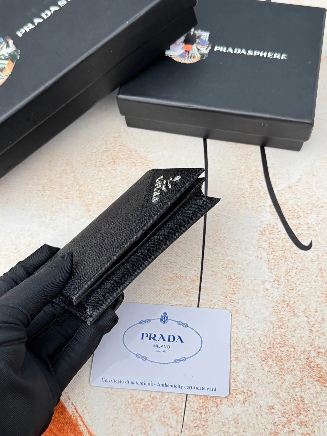 💰120💰PRADA’s popular men’s card holder counter new style, official website synchronization, genuine development, model 2MC122#. Color/picture, real shot 💋Cross-grain cowhide texture is excellent, threaded lining, hardware accessories! Exquisite wiring, even and neat lines, smooth oil edges, size: 11cm long, 6.5cm high