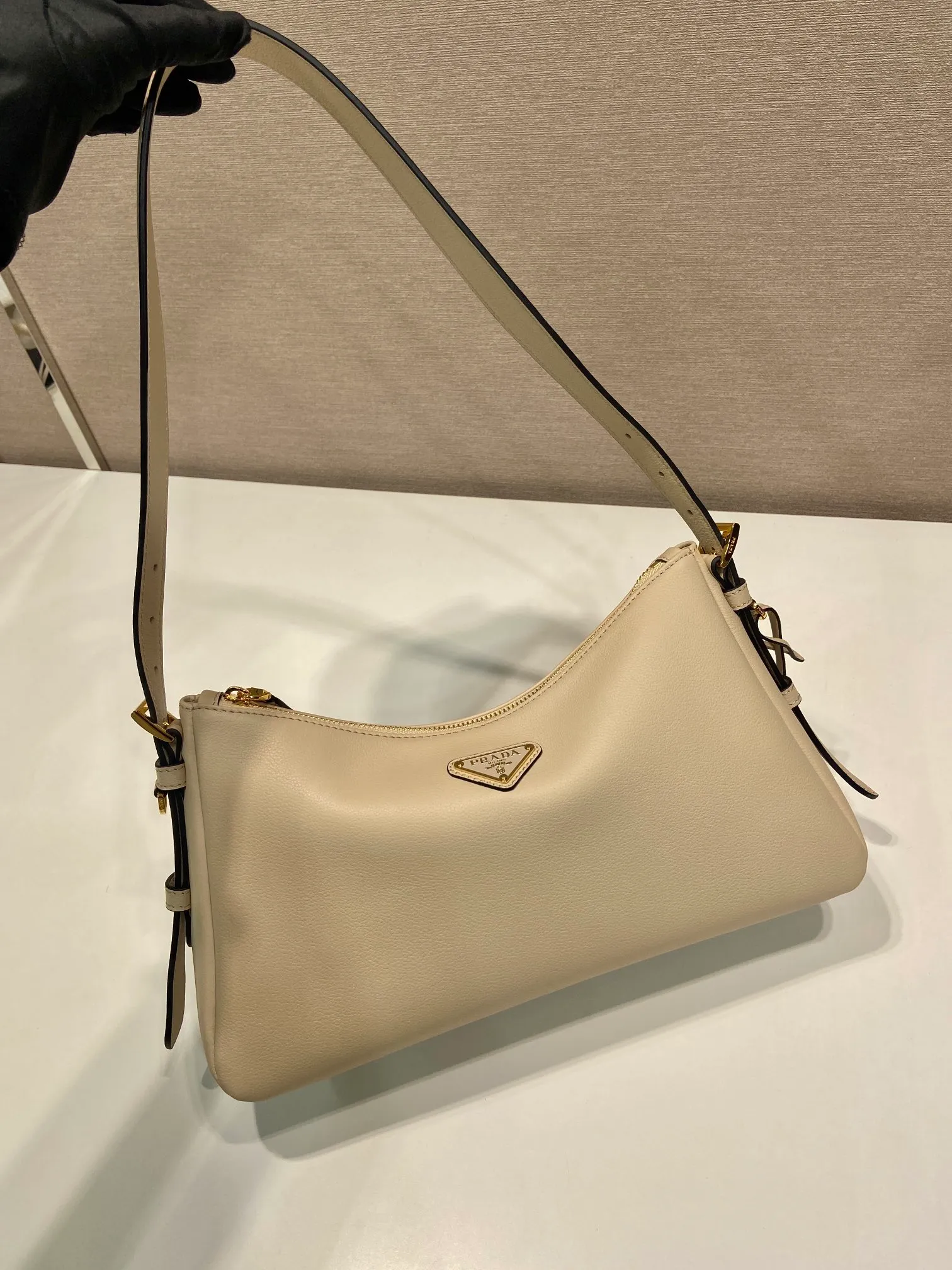 💰1660🎉New Aimee underarm bag🎉1BC229 small🎉🎉 This leather Hobo underarm bag has a simple design and is made of imported calfskin. It has a metal triangular enamel logo on the front and is equipped with a detachable leather shoulder strap. The leather is delicate and soft, practical, lightweight and has a large capacity. 😂😂 High-end and versatile, another fashion hit. Hurry up and get it, it’s so beautiful👏👏 Length 31x Height 18x ​​Bottom 10cm