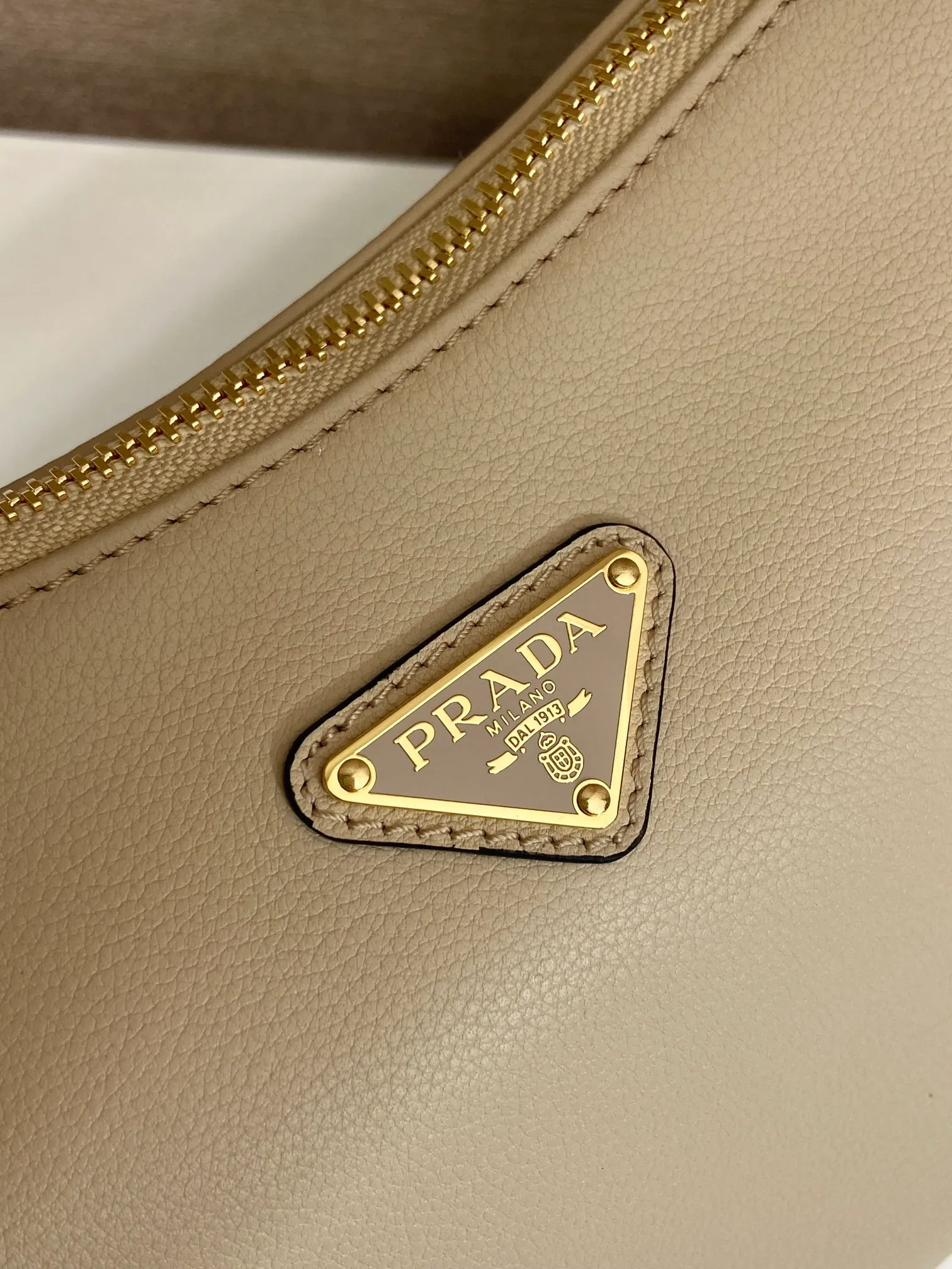 💰1660🎉New Aimee underarm bag🎉1BC229 small🎉🎉 This leather Hobo underarm bag has a simple design and is made of imported calfskin. It has a metal triangular enamel logo on the front and is equipped with a detachable leather shoulder strap. The leather is delicate and soft, practical, lightweight and has a large capacity. 😂😂 High-end and versatile, another fashion hit. Hurry up and get it, it’s so beautiful👏👏 Length 31x Height 18x ​​Bottom 10cm