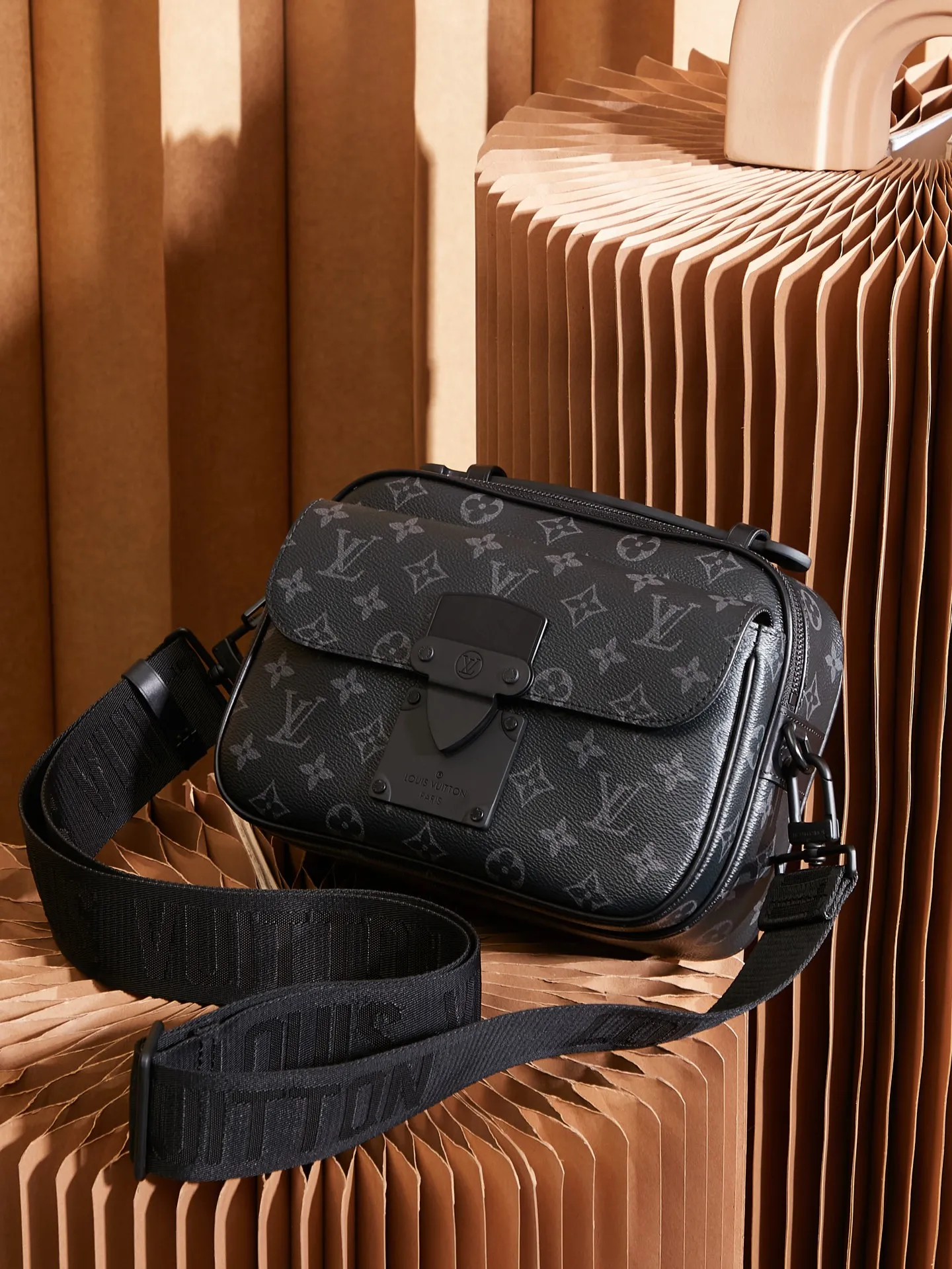 P¥840👉nfc163C01 dynamic chip version👈[Top inspection-free all-steel hardware] 𝐒 𝐋𝐎𝐂𝐊 Messenger bag m45806 black flower French original leather🇫🇷Pure steel hardware Size: 22*18*8cm ☞Every detail is the essence of impeccable